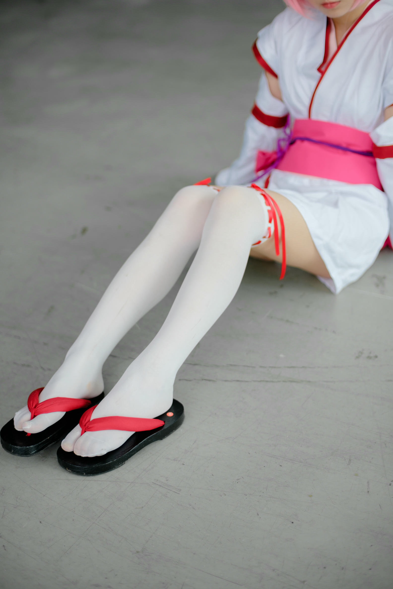 森萝财团 FREE-002 漫展cosplay白丝长腿特写 [15P-79MB]_第1集