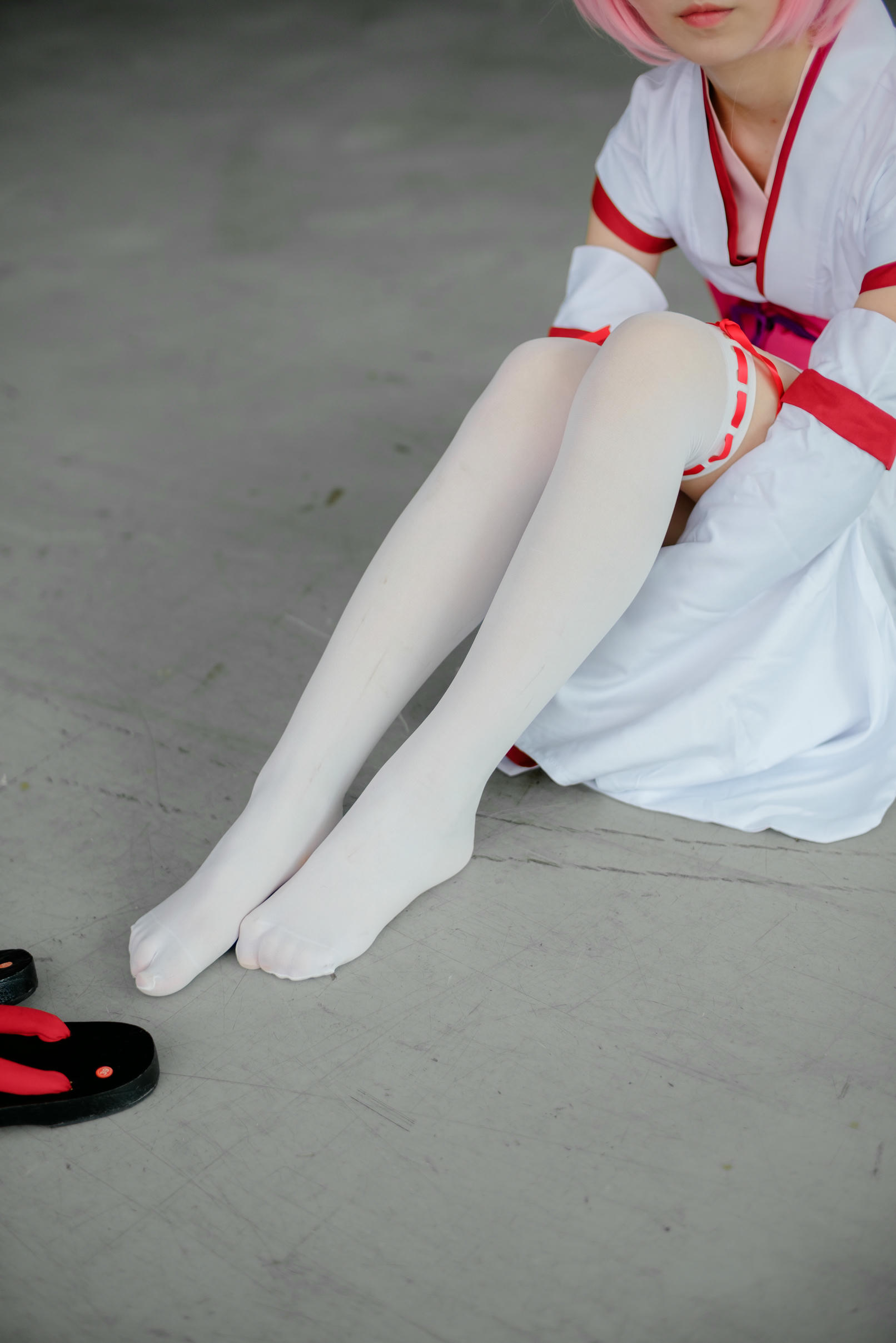 森萝财团 FREE-002 漫展cosplay白丝长腿特写 [15P-79MB]_第1集