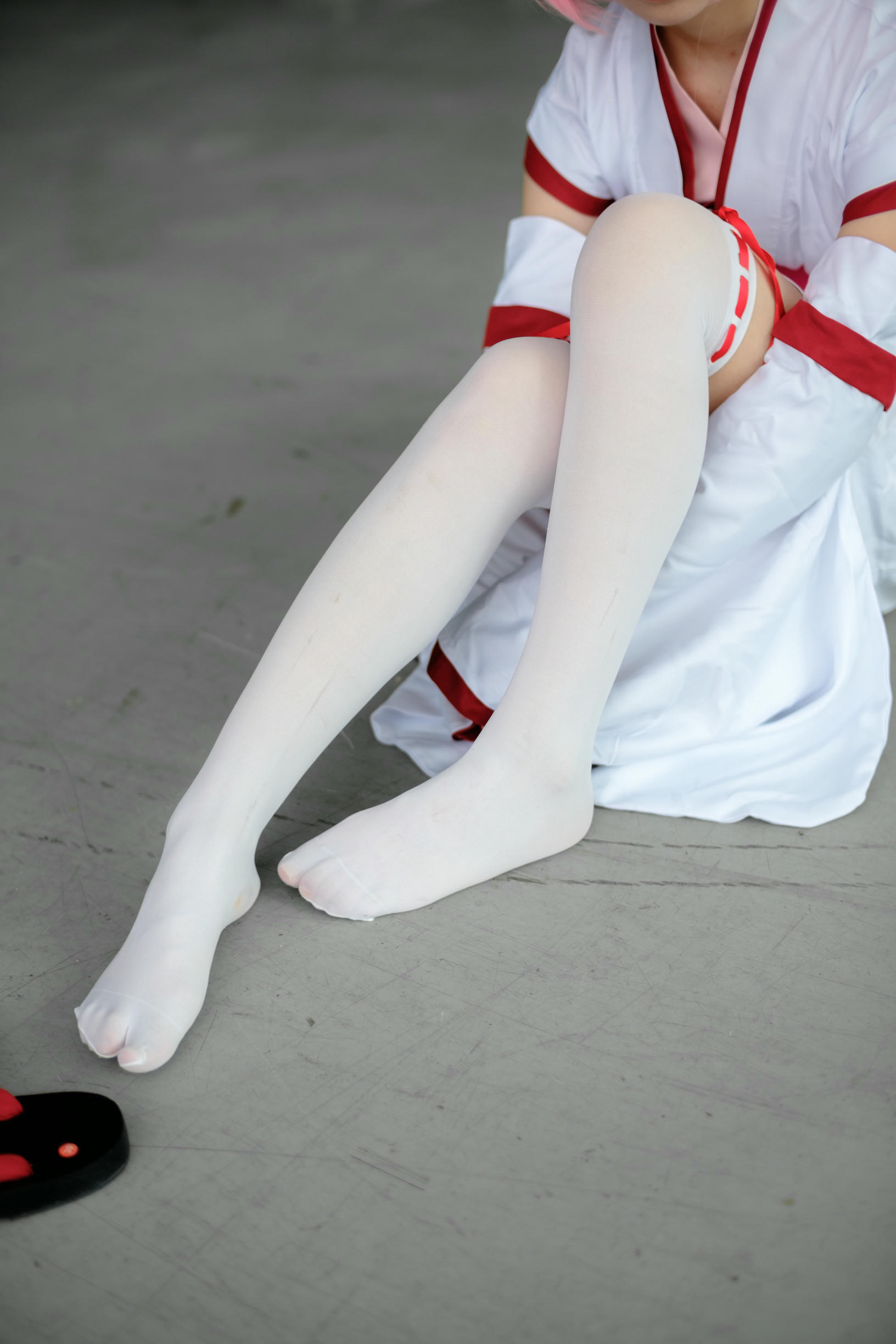 森萝财团 FREE-002 漫展cosplay白丝长腿特写 [15P-79MB]_第1集