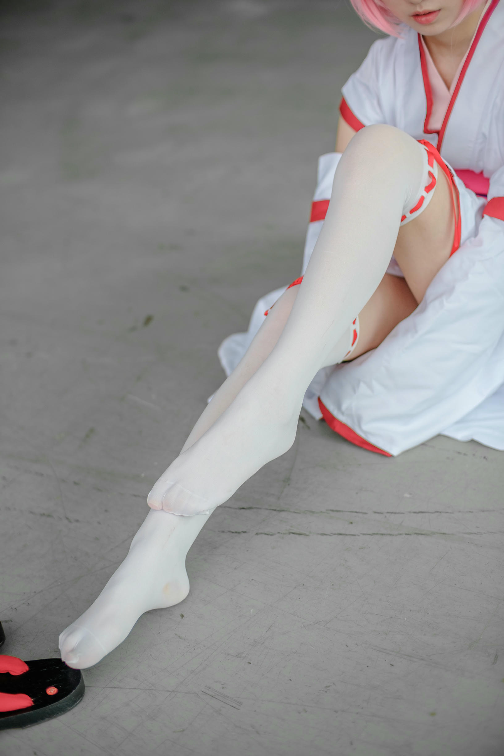 森萝财团 FREE-002 漫展cosplay白丝长腿特写 [15P-79MB]_第1集