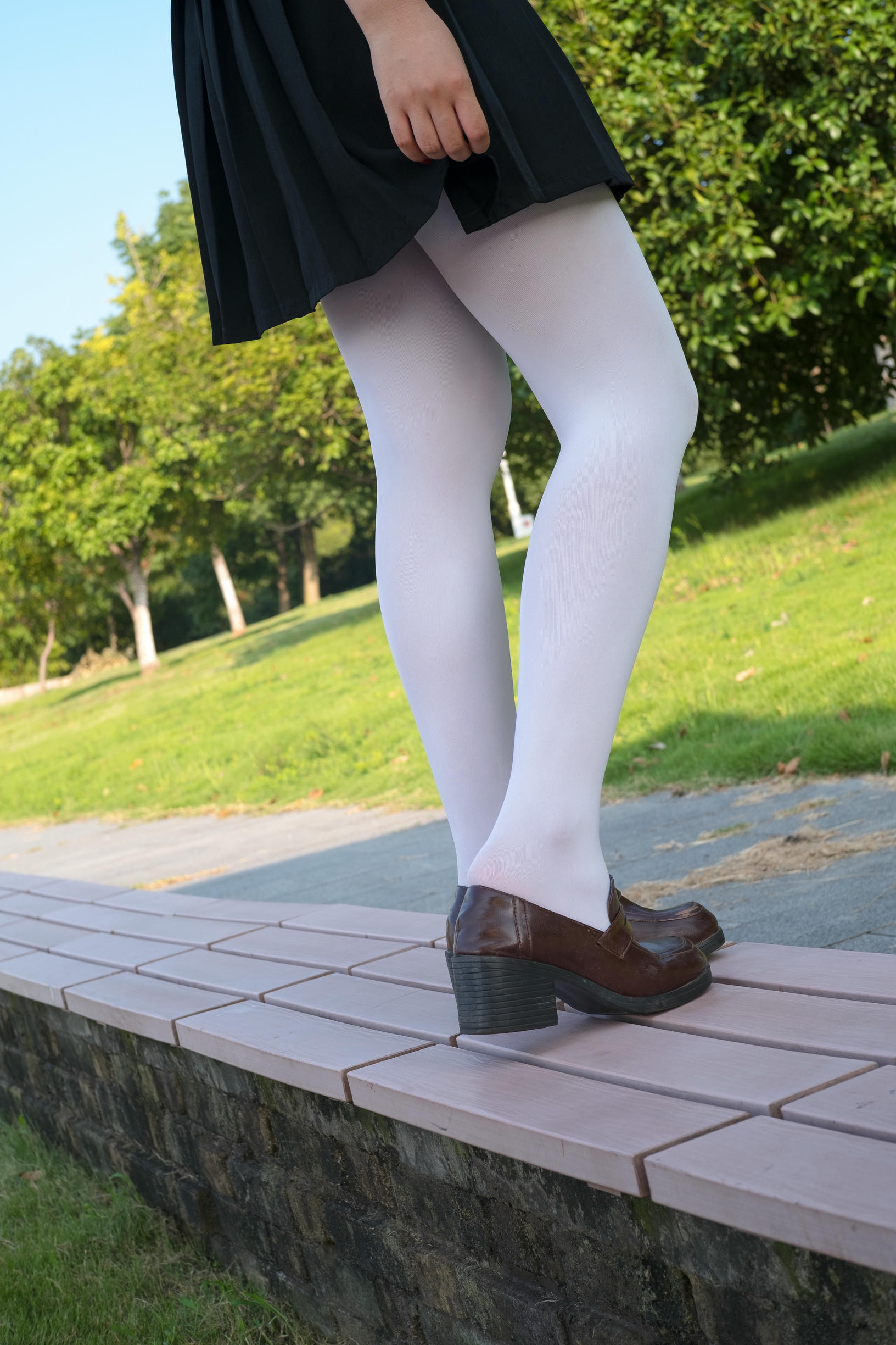 森萝财团 FREE-003 黑色制服白丝长腿 [39P-317MB]_第2集