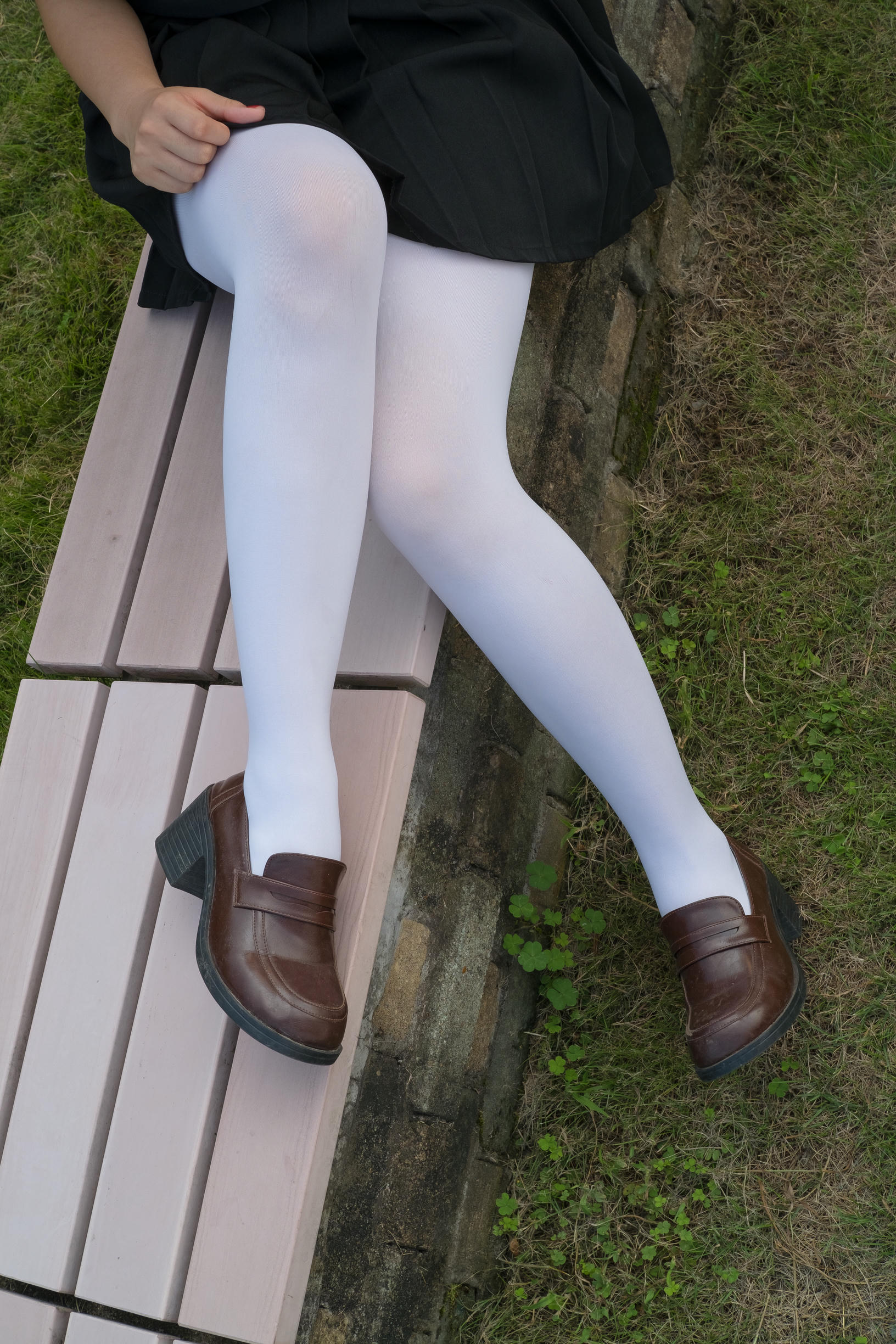 森萝财团 FREE-003 黑色制服白丝长腿 [39P-317MB]_第1集