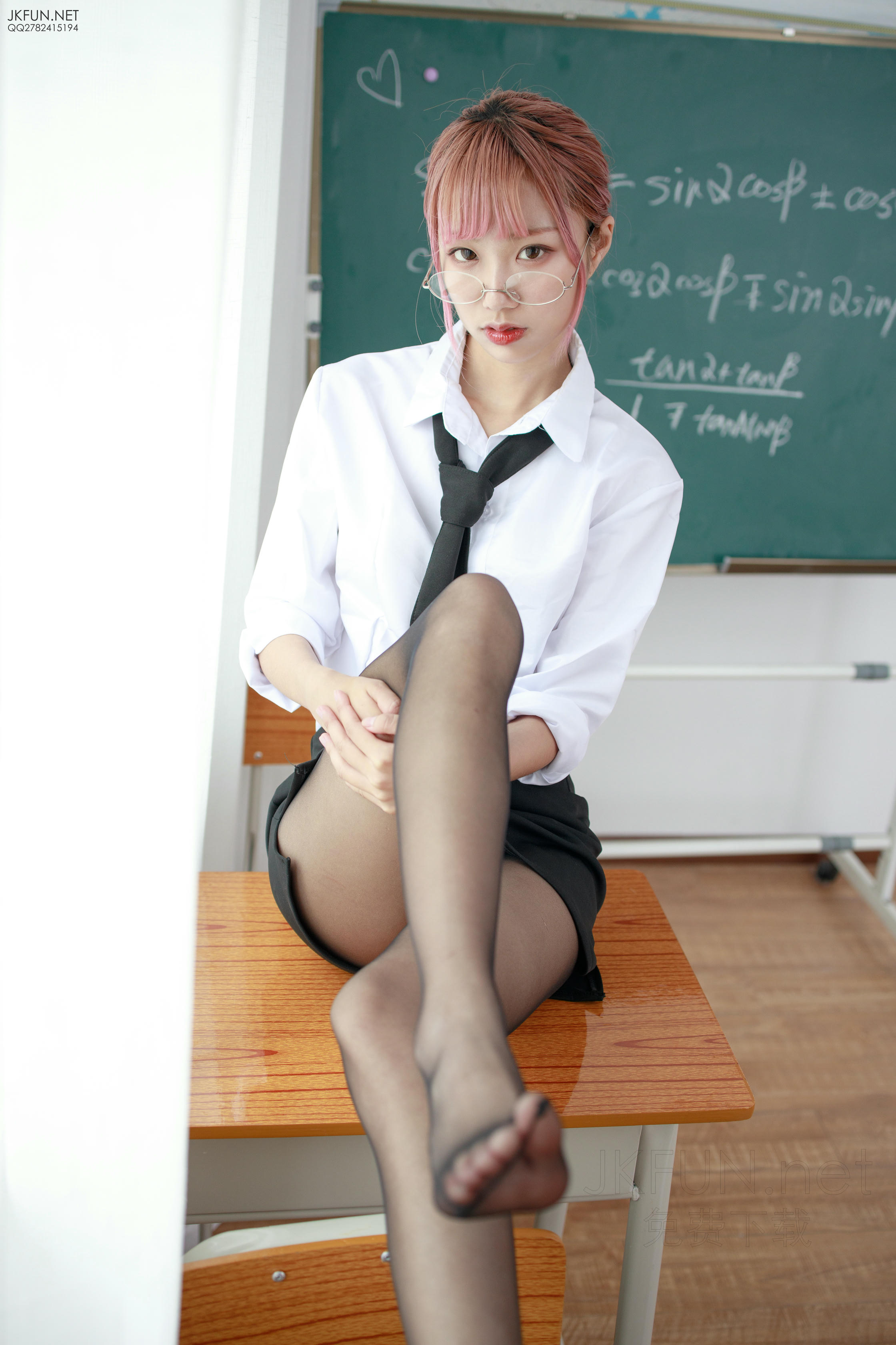 森萝财团 JKFUN-011 20D黑丝肉丝吊带袜 教师制服 [99P1V-2.97GB]_第5集