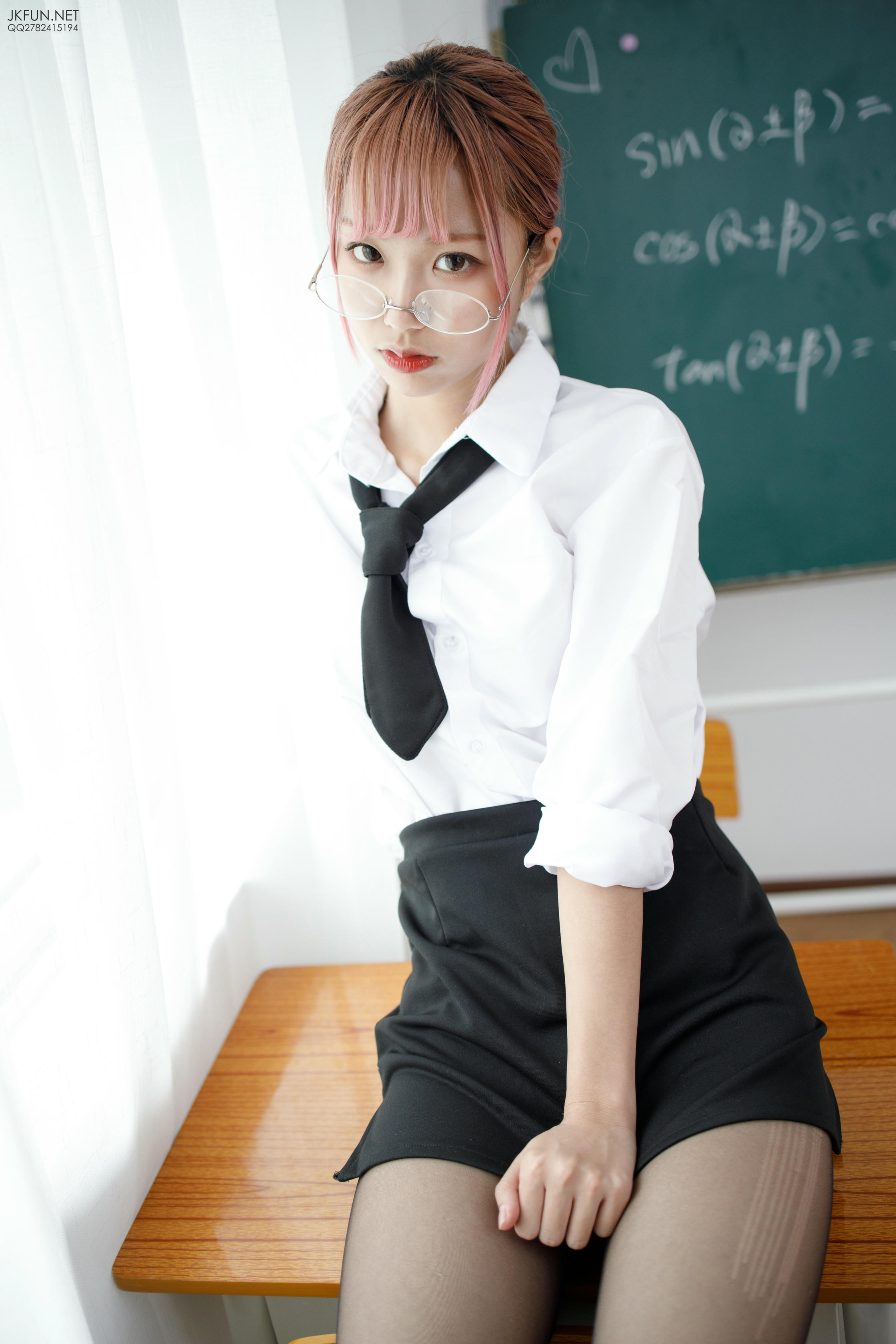森萝财团 JKFUN-011 20D黑丝肉丝吊带袜 教师制服 [99P1V-2.97GB]_第5集