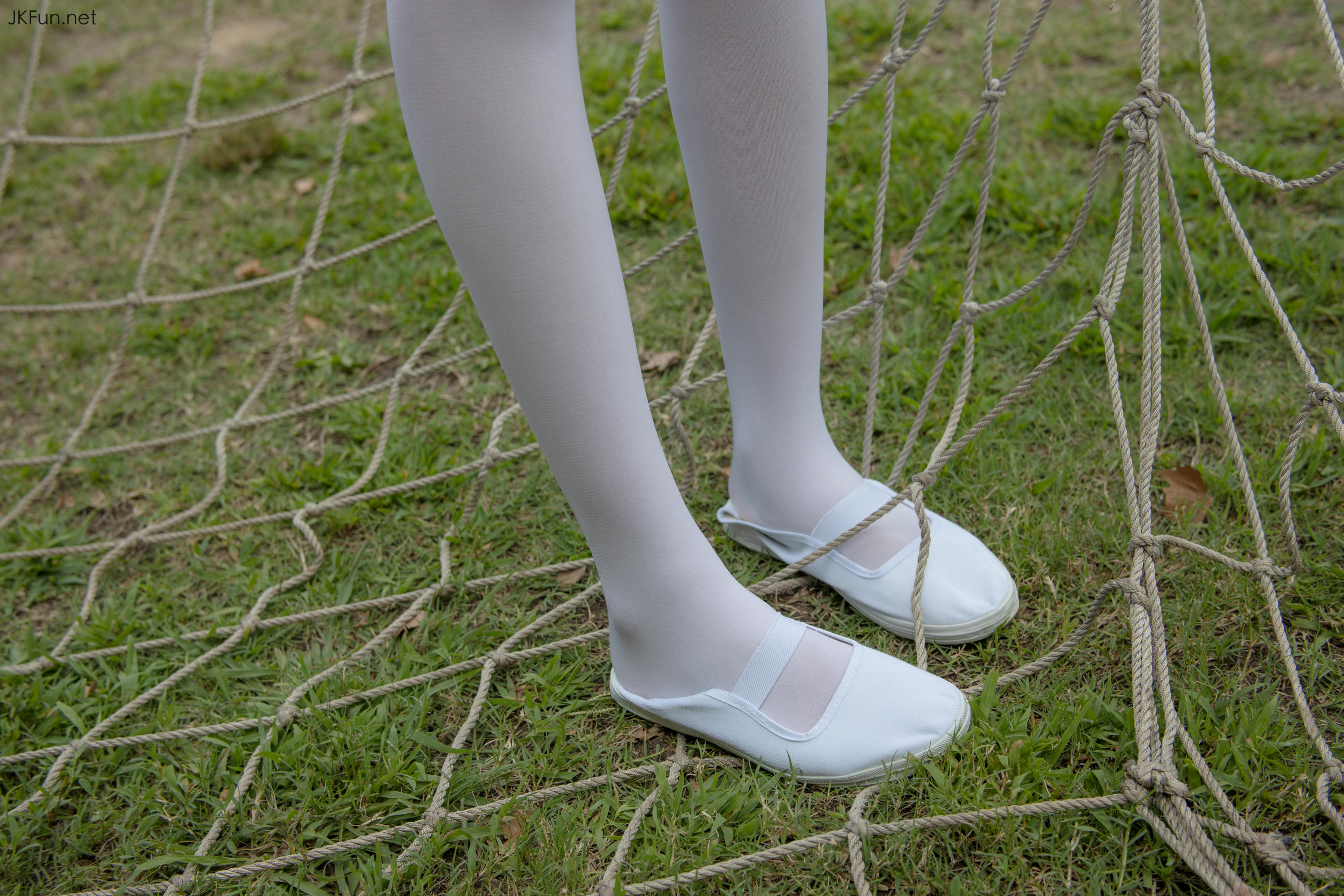 森萝财团 JKFUN-019 Aika 80D白丝外景体操服 [107P+1V／2.4G]_第3集