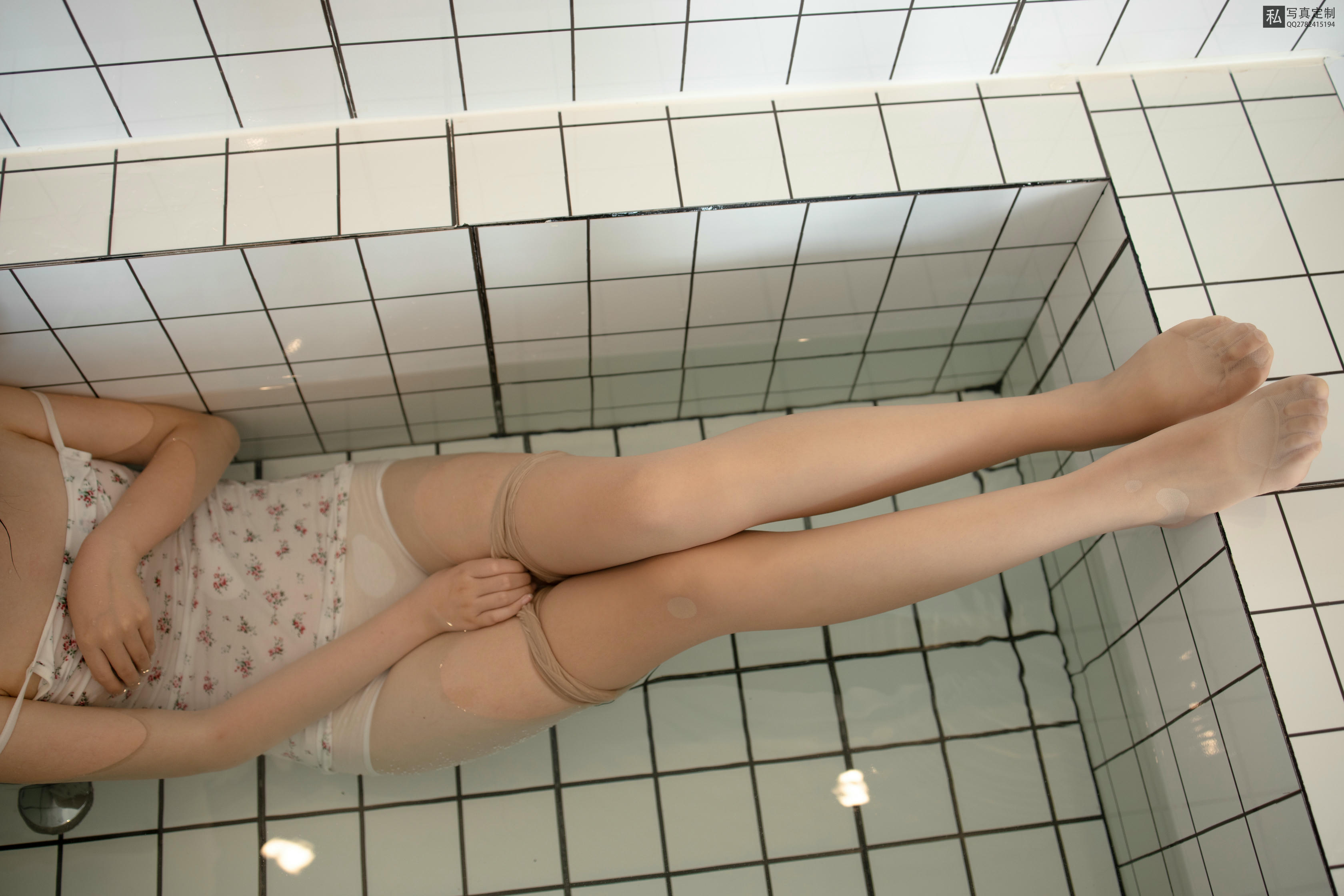 森萝财团 JKFUN-022 卉子 15D肉丝碎花小吊带 [106P+1V／3.43G]_第5集
