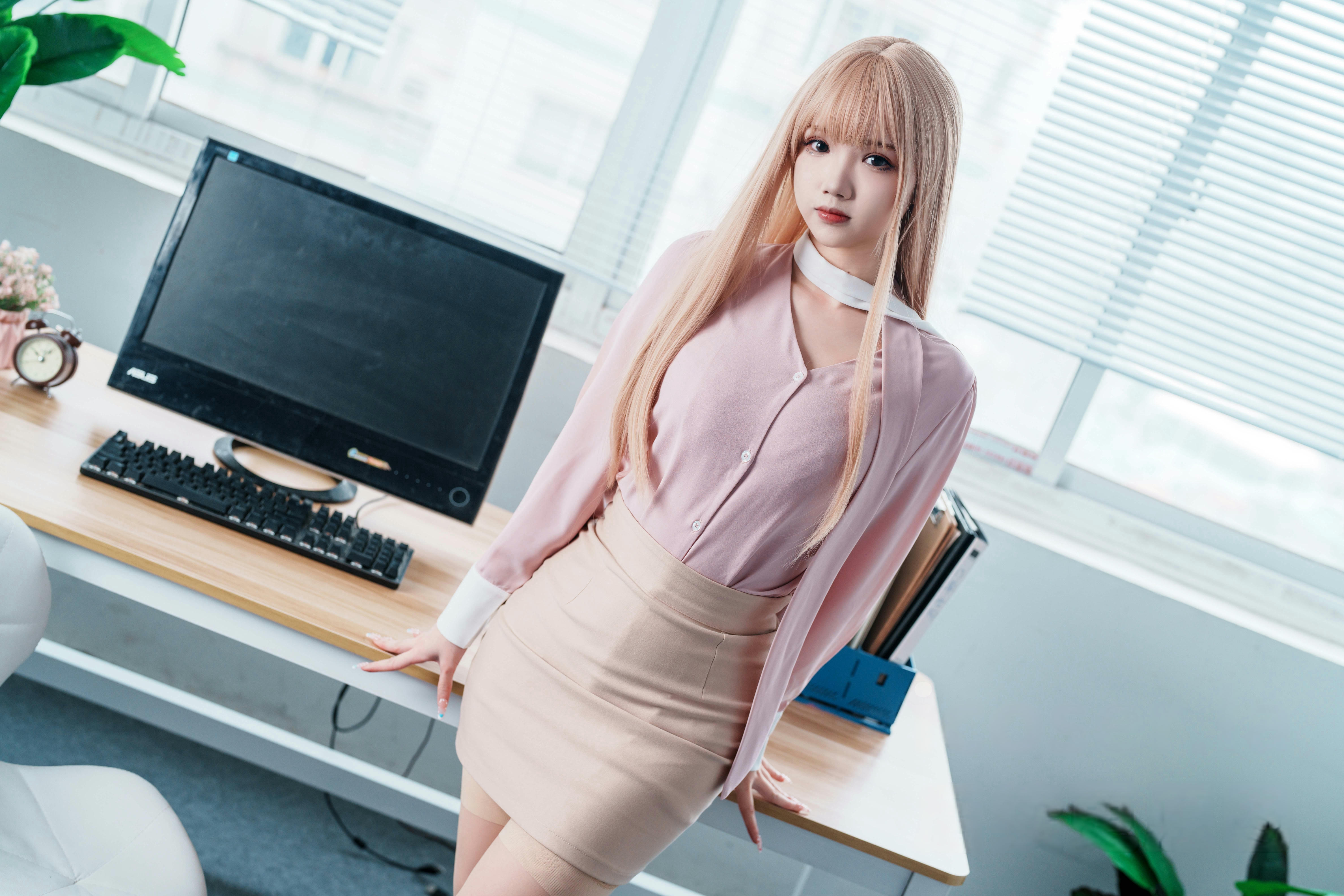 雪晴Astra NO.064 金发职人OL[59P 1V 1.83G]_第2集