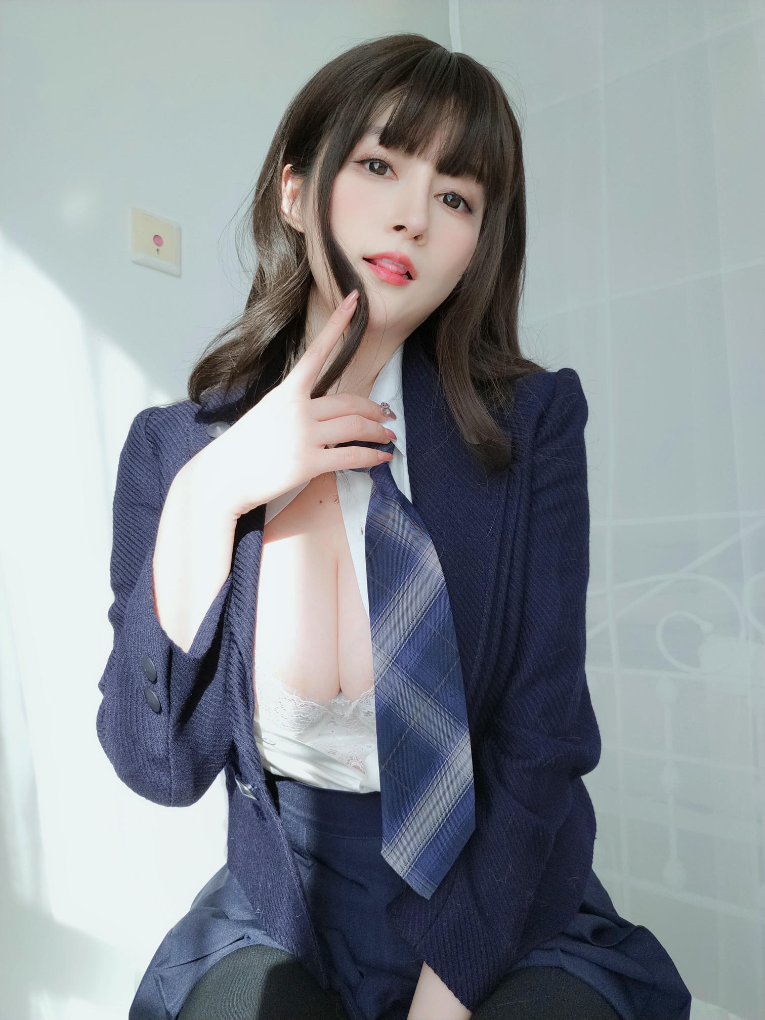 白银81 NO.111 2022年03月会员合集 (全19期) [281P6V-925MB]-2022-03-28 衬衫上的第二个扣子不见了_第1集