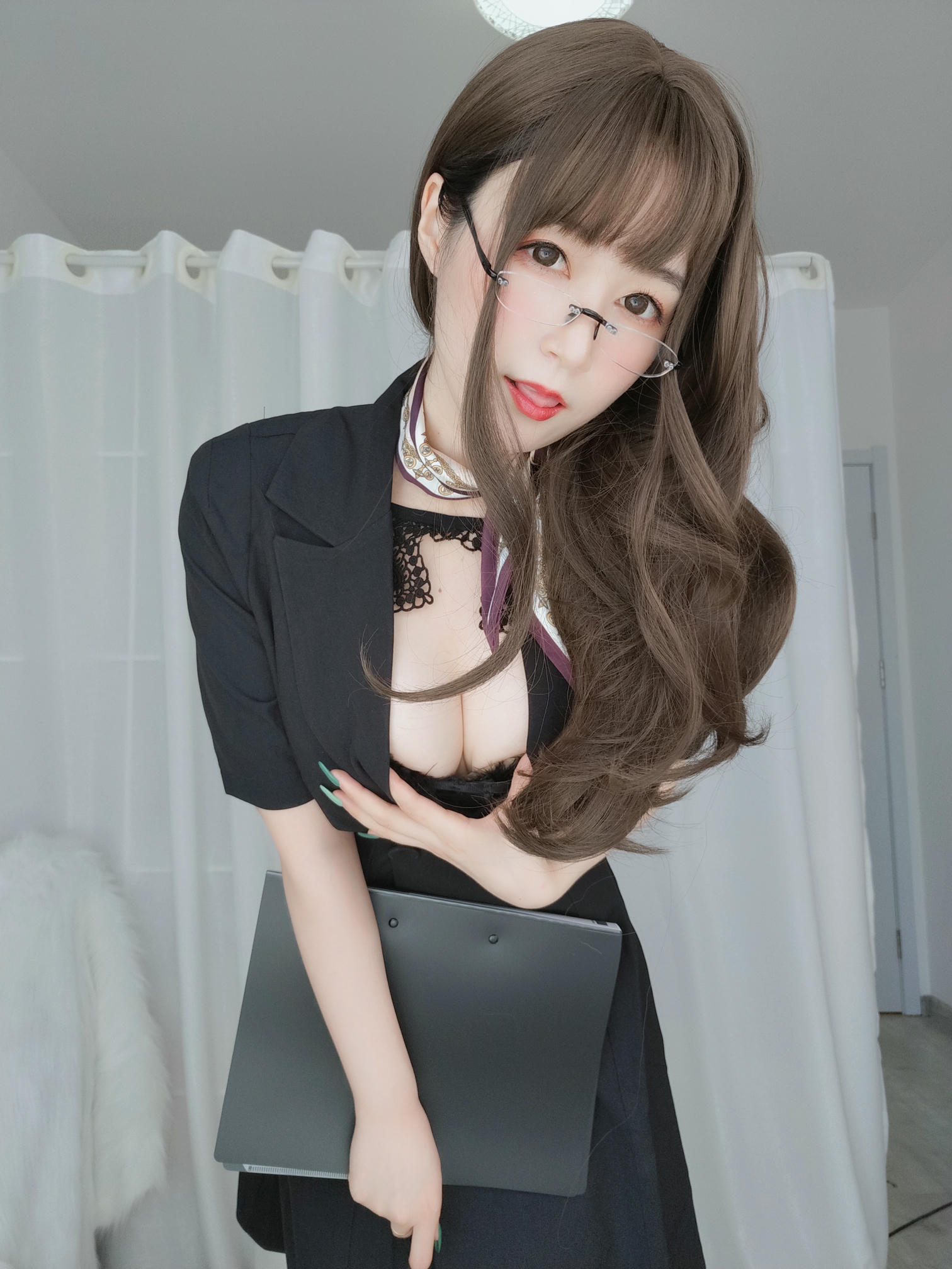 白银81 NO.046 OL下的内衣 [124P12V-1.2GB]_第1集