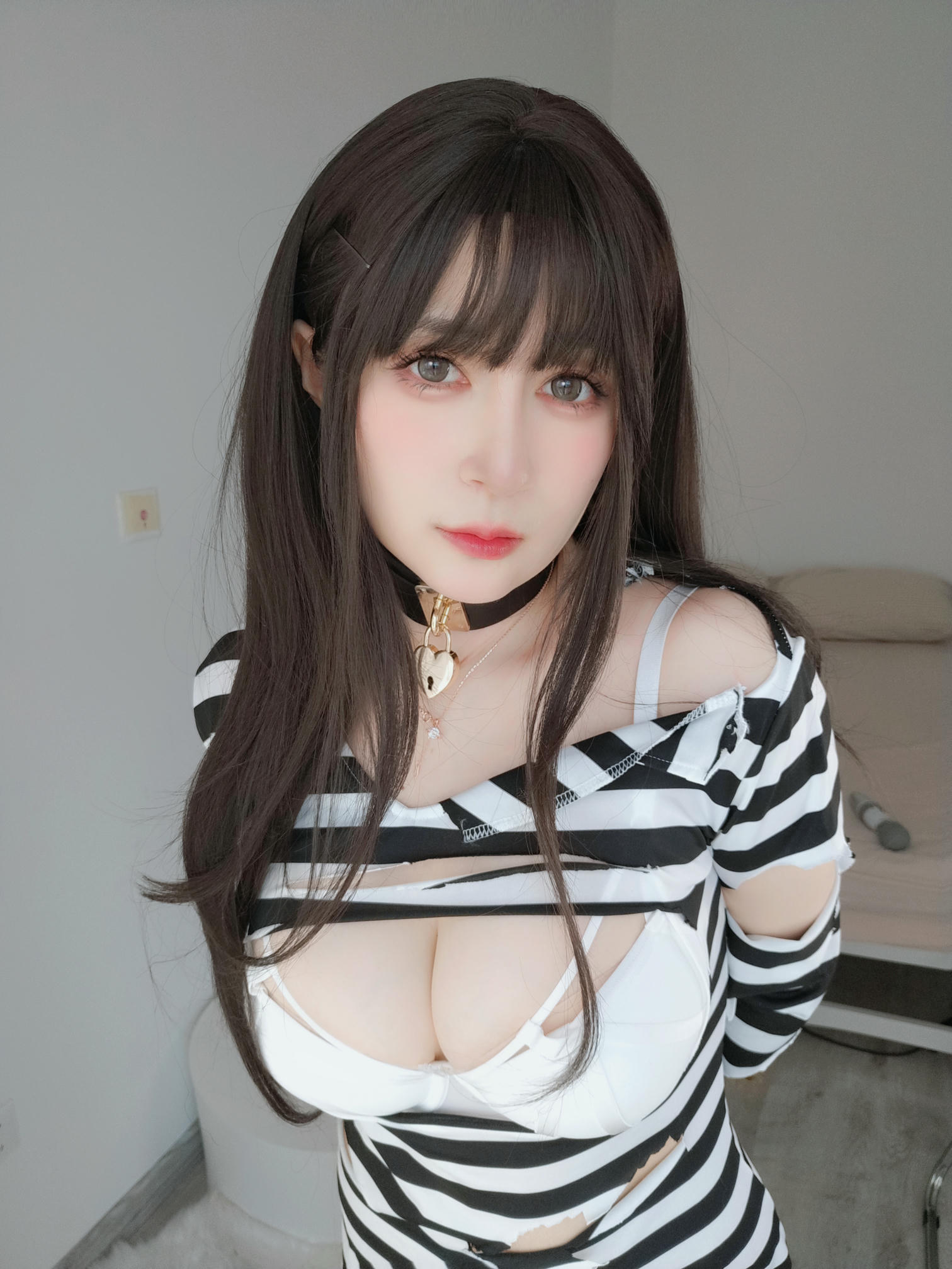 白银81 NO.144 Fantia 2023年08月 [259P9V-2.13GB]-2023-08-17 女性囚人9 [15P-121.96MB]_第1集