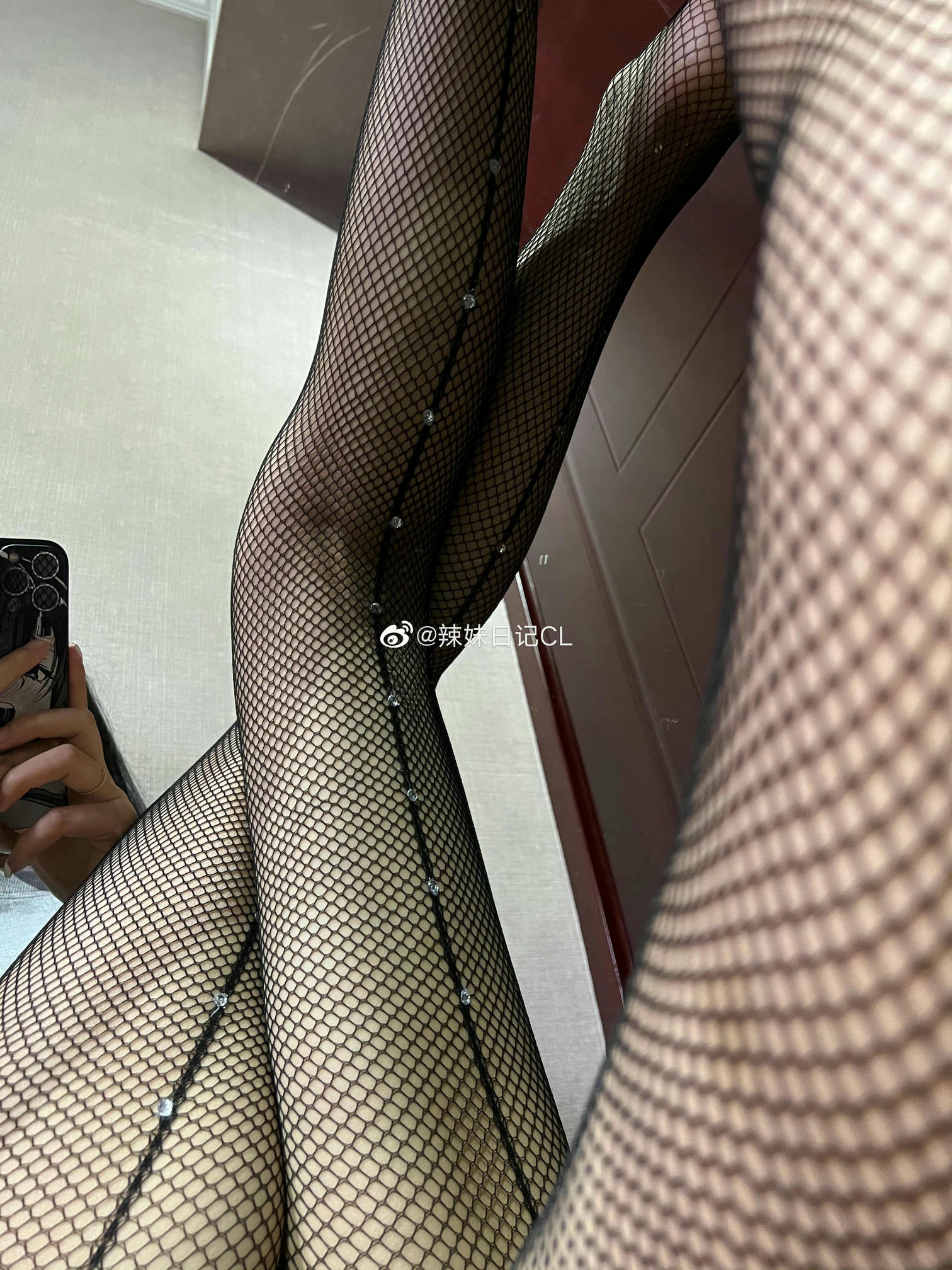 粉色的猪陈佩奇微密圈-106 黑色竖线带钻丝袜女新款前后两穿显瘦连裤袜长筒网袜_第1集