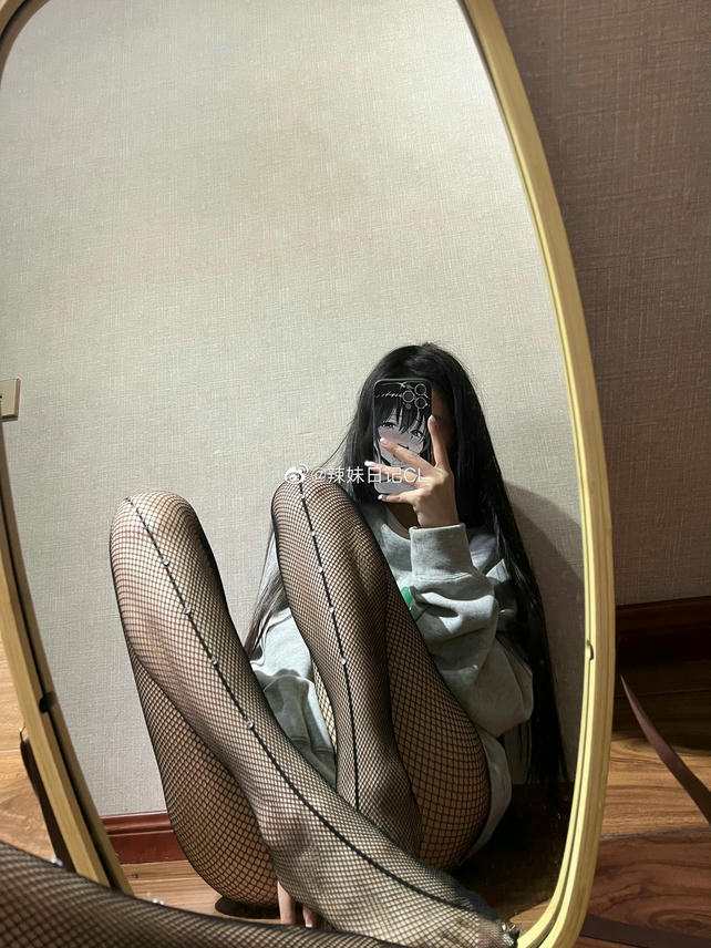 粉色的猪陈佩奇微密圈-106 黑色竖线带钻丝袜女新款前后两穿显瘦连裤袜长筒网袜_第1集