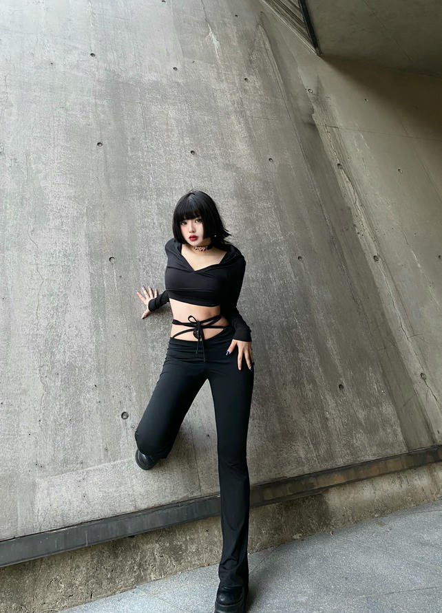 粉色的猪陈佩奇微密圈-128 潮流秋季新款微喇叭女ins欧美弹力垂感低腰绑绳休闲喇叭裤女_第1集