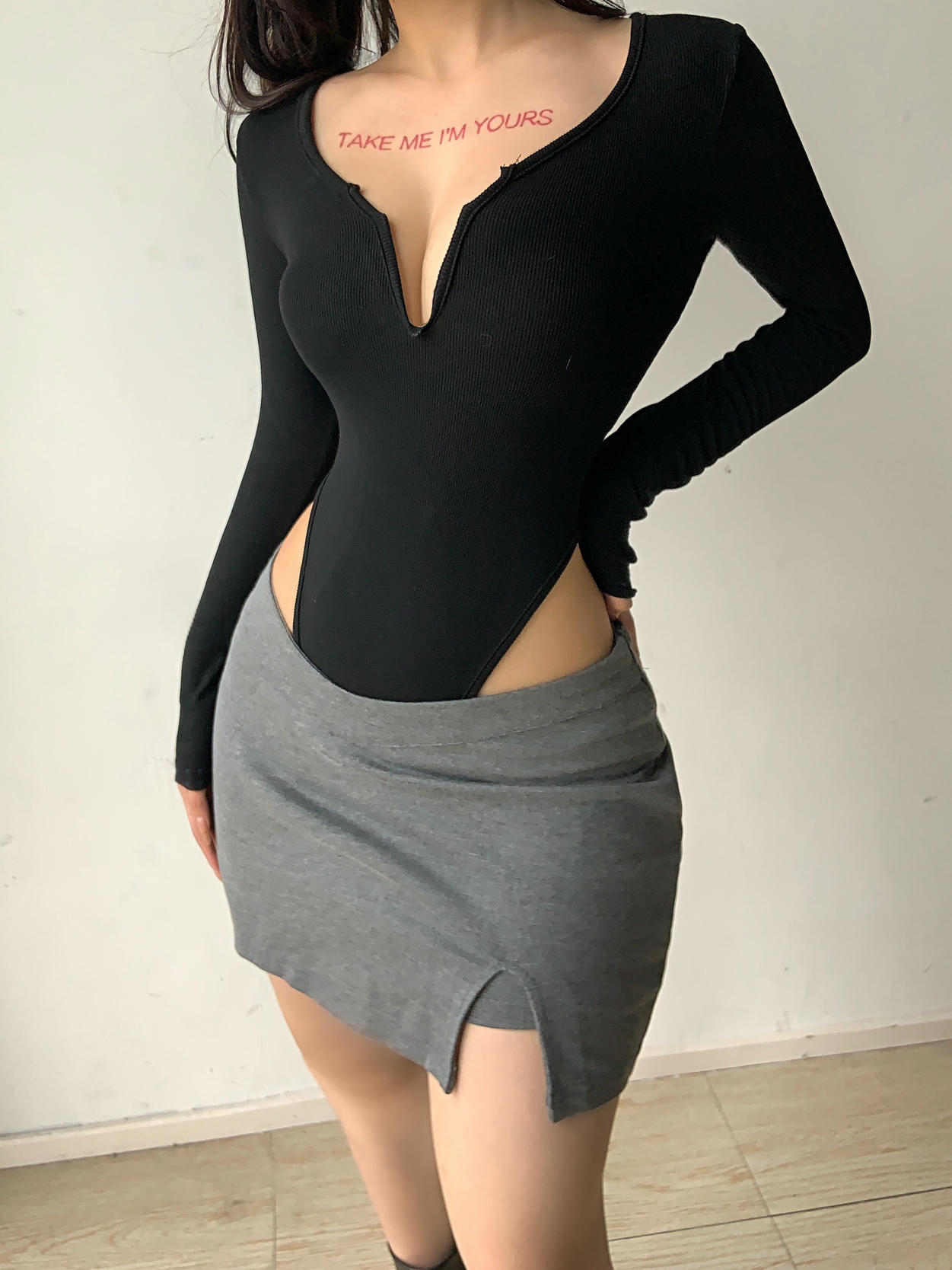 粉色的猪陈佩奇微密圈-143 欧美辣妹性感v领打底衫女秋冬紧身内搭长袖T恤纯欲风上衣2022新款_第1集