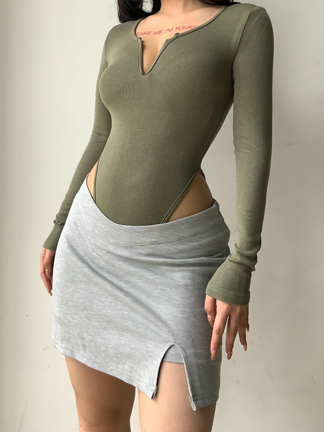 粉色的猪陈佩奇微密圈-143 欧美辣妹性感v领打底衫女秋冬紧身内搭长袖T恤纯欲风上衣2022新款_第2集