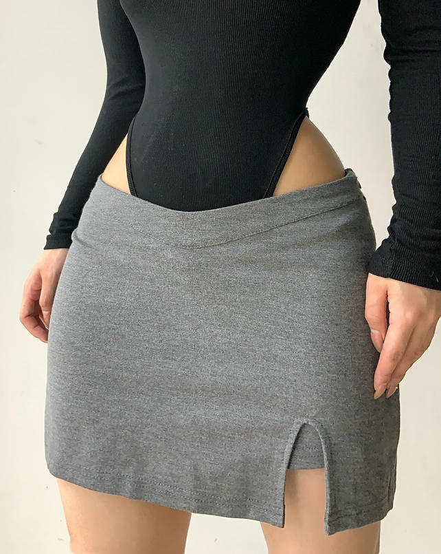 粉色的猪陈佩奇微密圈-145 欧美防走光A字短裙女夏新款V字腰开叉防走光运动短裙裤女_第1集