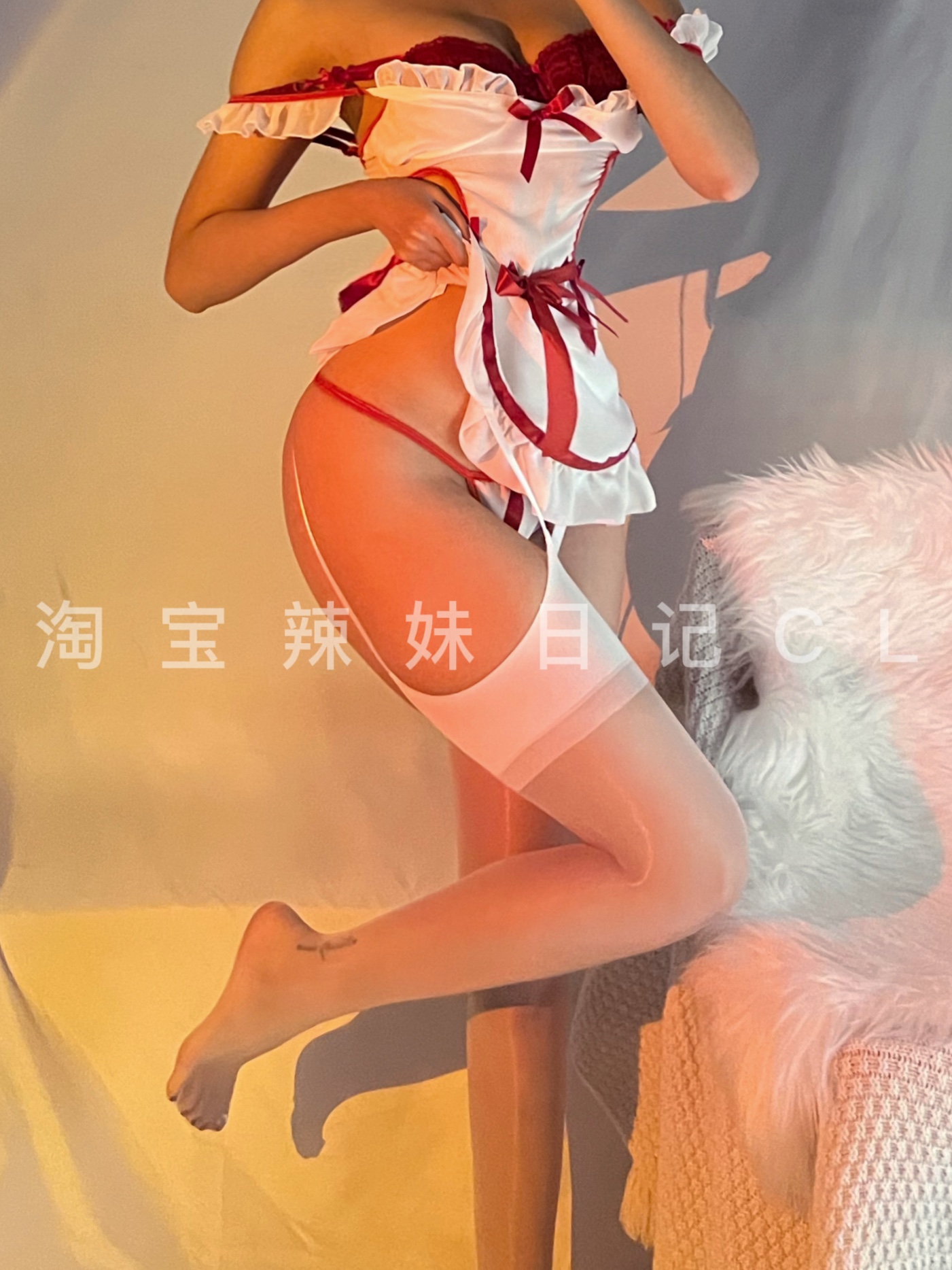 粉色的猪陈佩奇微密圈-146 女性感深v镂空激情诱惑露背女仆火辣制服套装睡衣_第1集