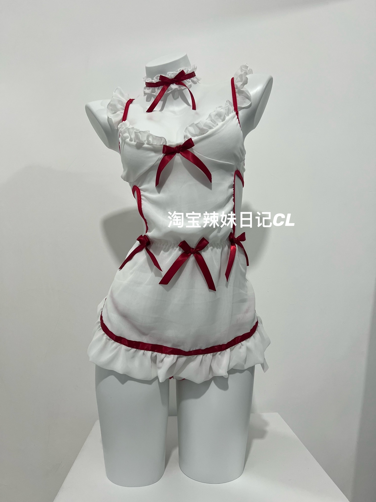 粉色的猪陈佩奇微密圈-146 女性感深v镂空激情诱惑露背女仆火辣制服套装睡衣_第1集