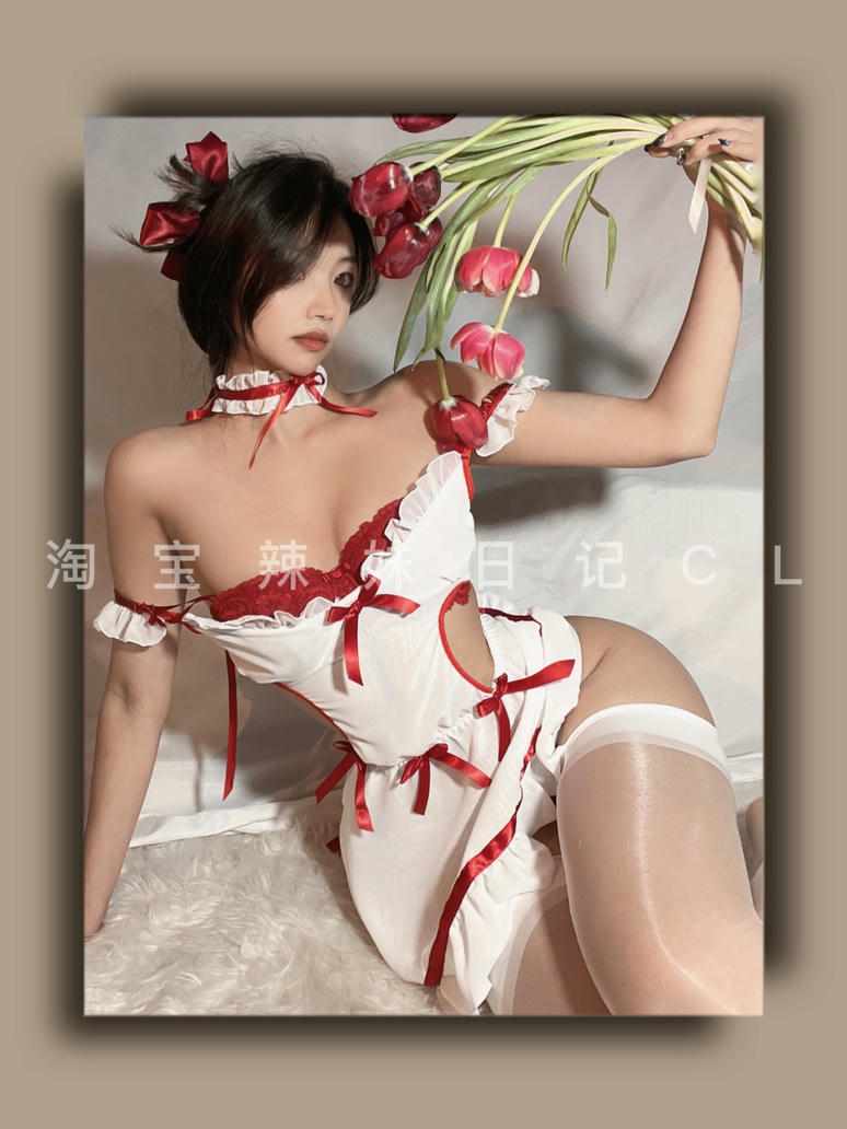粉色的猪陈佩奇微密圈-146 女性感深v镂空激情诱惑露背女仆火辣制服套装睡衣_第1集