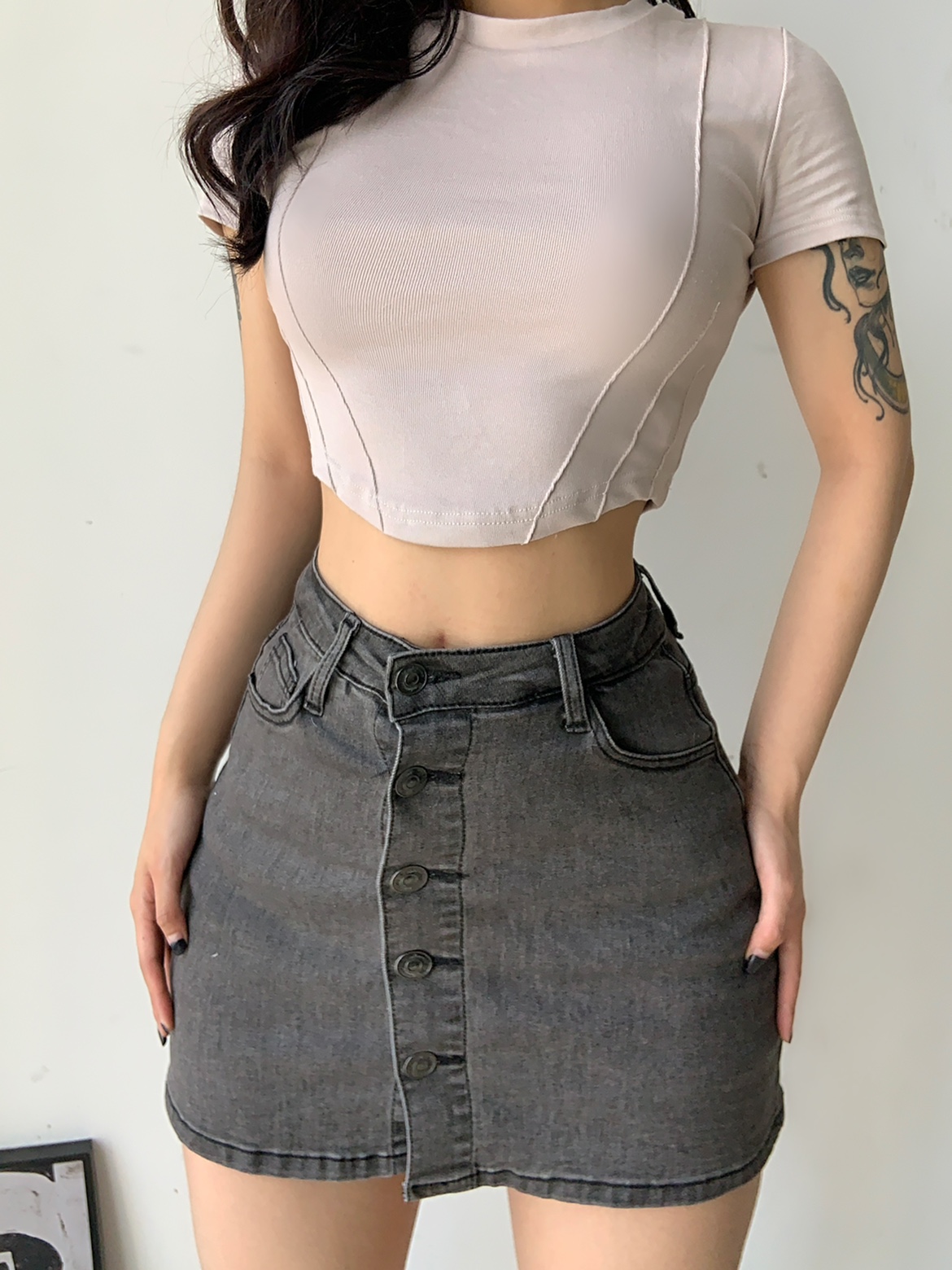 粉色的猪陈佩奇微密圈-166 欧美风纯欲弧形下摆拼接短袖女装立体鱼骨弹力高圆领_第1集