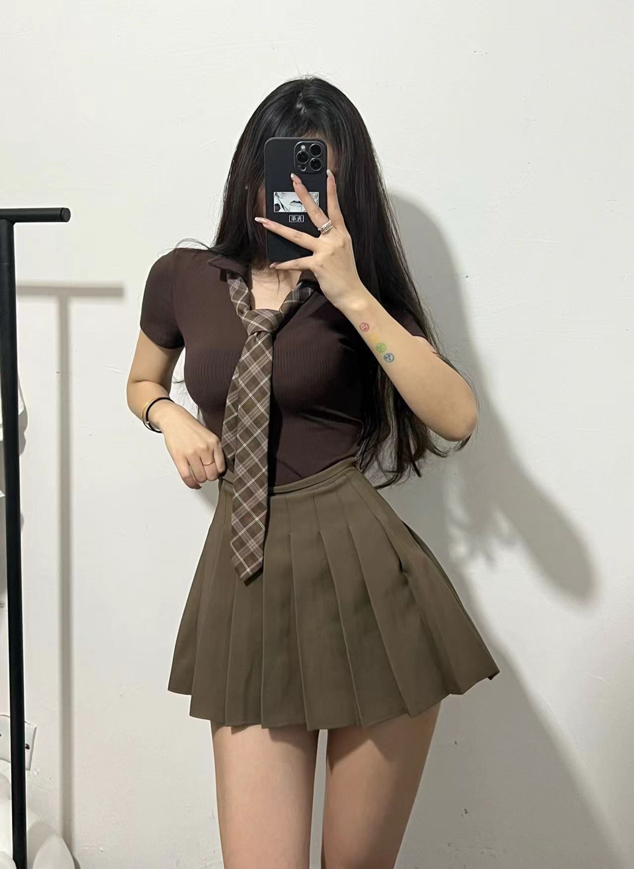 粉色的猪陈佩奇微密圈-177 欧美简约修身款polo翻领短袖T恤女夏复古V领显瘦高腰短款上衣_第1集