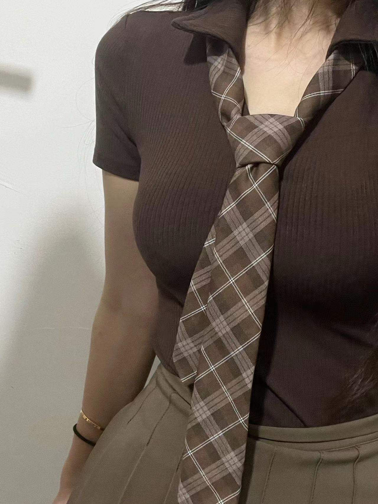 粉色的猪陈佩奇微密圈-177 欧美简约修身款polo翻领短袖T恤女夏复古V领显瘦高腰短款上衣_第1集