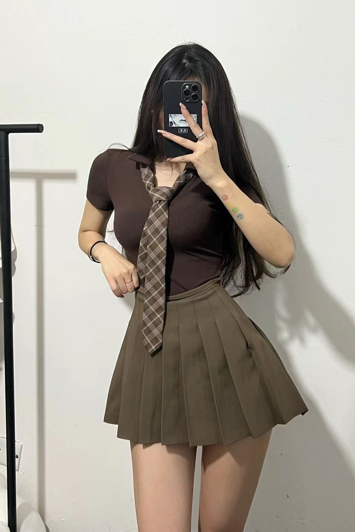粉色的猪陈佩奇微密圈-177 欧美简约修身款polo翻领短袖T恤女夏复古V领显瘦高腰短款上衣_第1集
