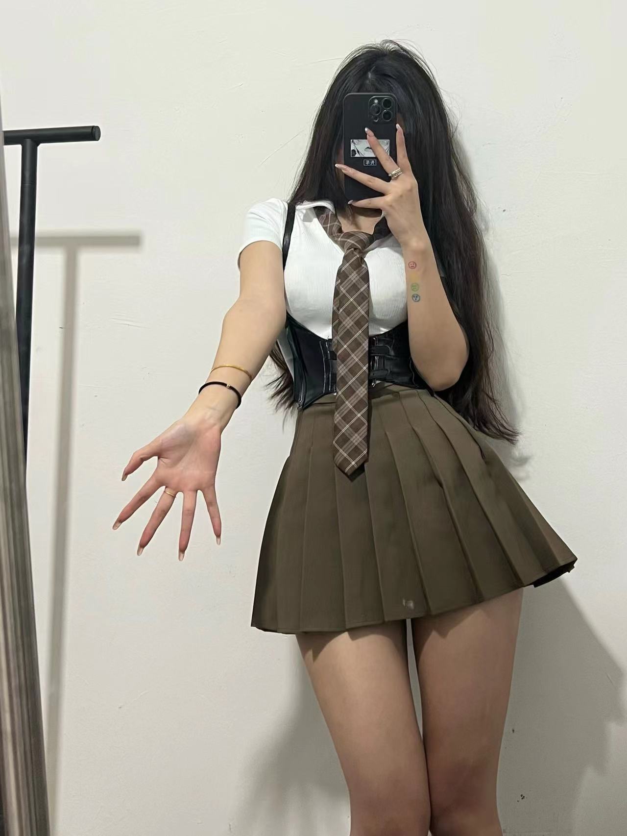 粉色的猪陈佩奇微密圈-177 欧美简约修身款polo翻领短袖T恤女夏复古V领显瘦高腰短款上衣_第1集