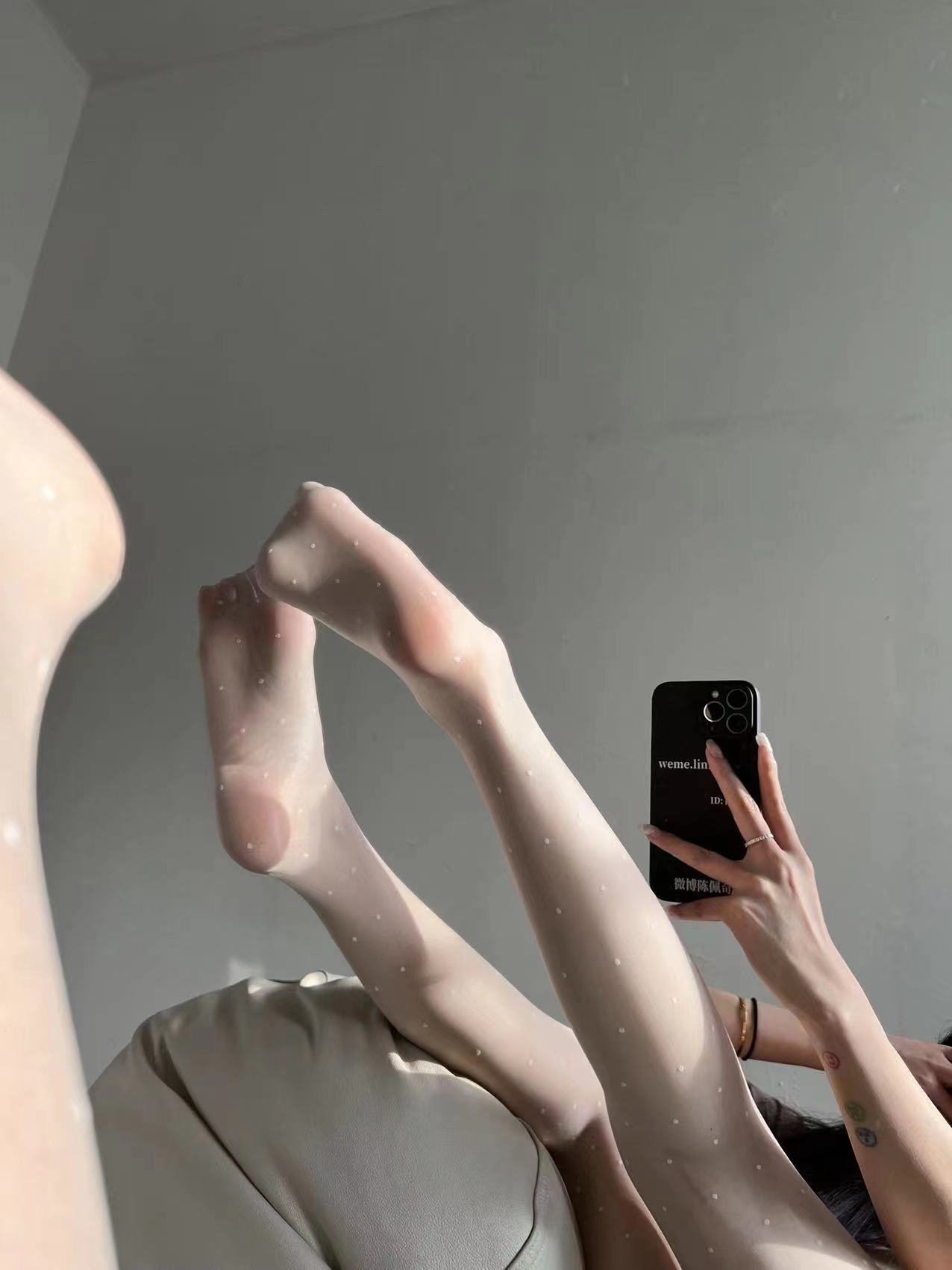 粉色的猪陈佩奇微密圈-199 极光网纱点点一体款油亮性感吊带波点薄款丝袜长筒袜_第1集