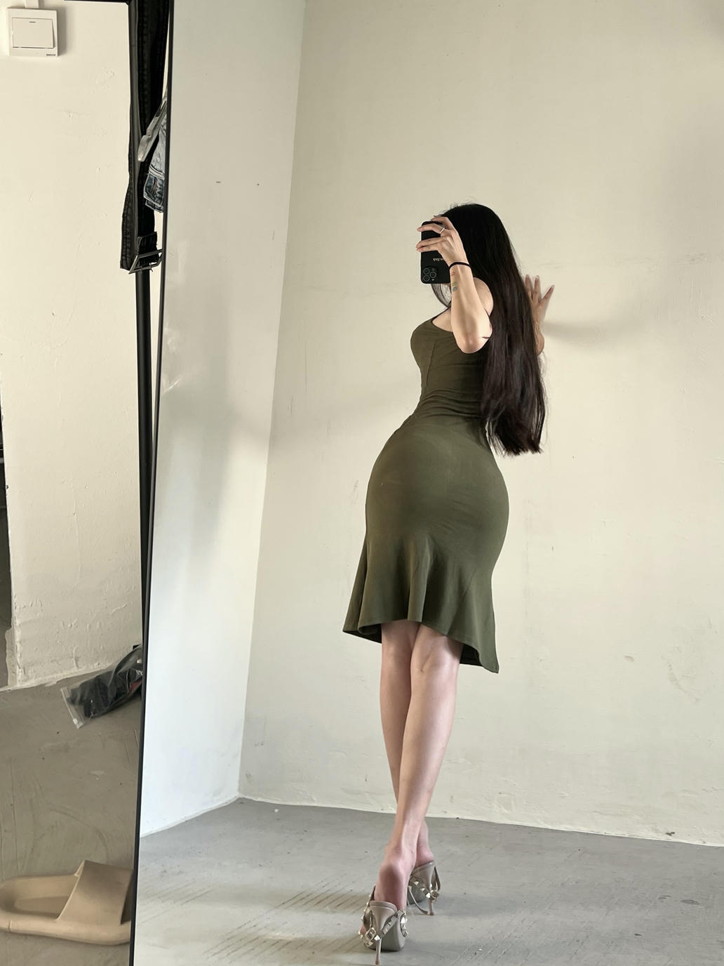 粉色的猪陈佩奇微密圈-209 性感纯欲风深V吊带长裙女螺纹修身收腰包臀鱼尾连衣裙_第1集