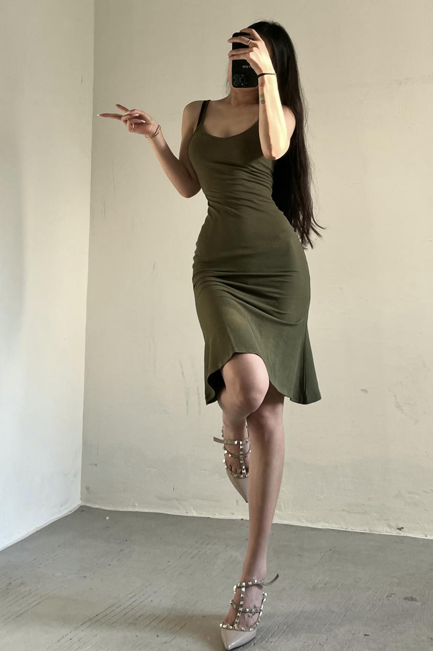 粉色的猪陈佩奇微密圈-209 性感纯欲风深V吊带长裙女螺纹修身收腰包臀鱼尾连衣裙_第1集