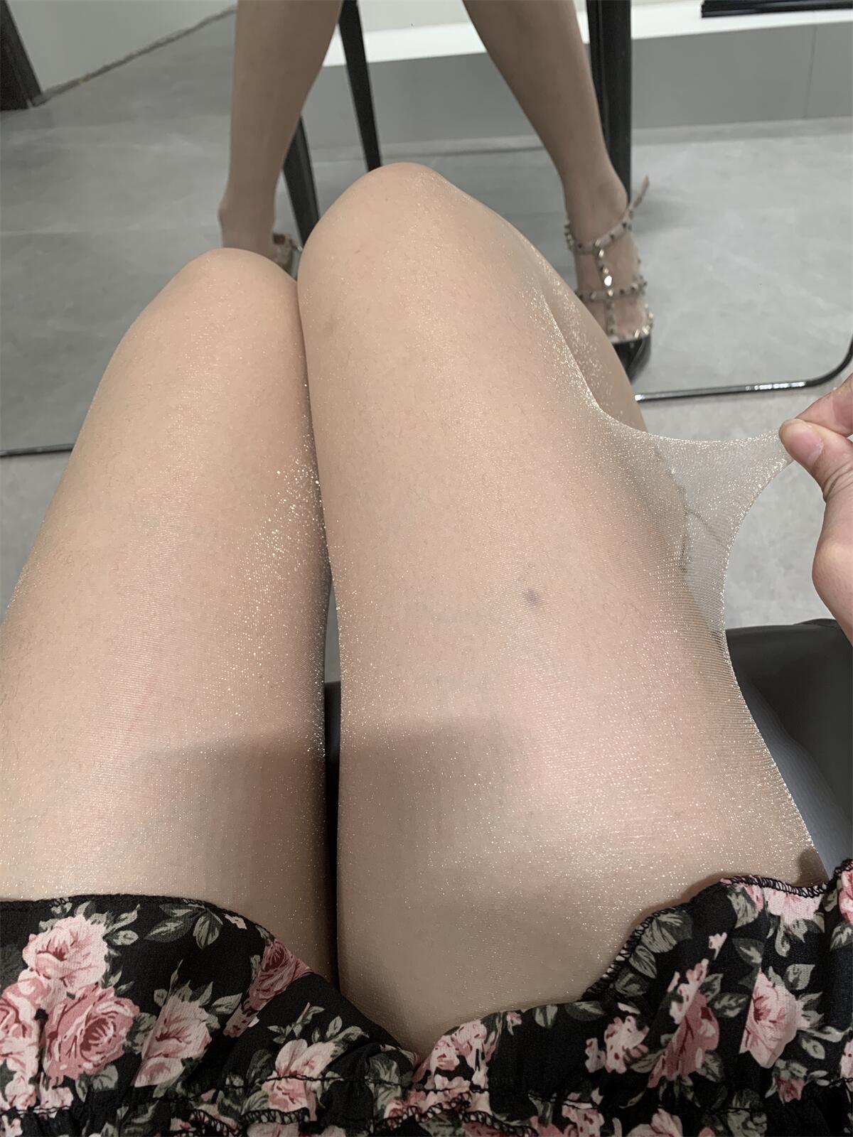 粉色的猪陈佩奇微密圈-216 闪光性感打底袜亮丝连裤丝袜白色超薄全透明女夏包芯丝_第1集