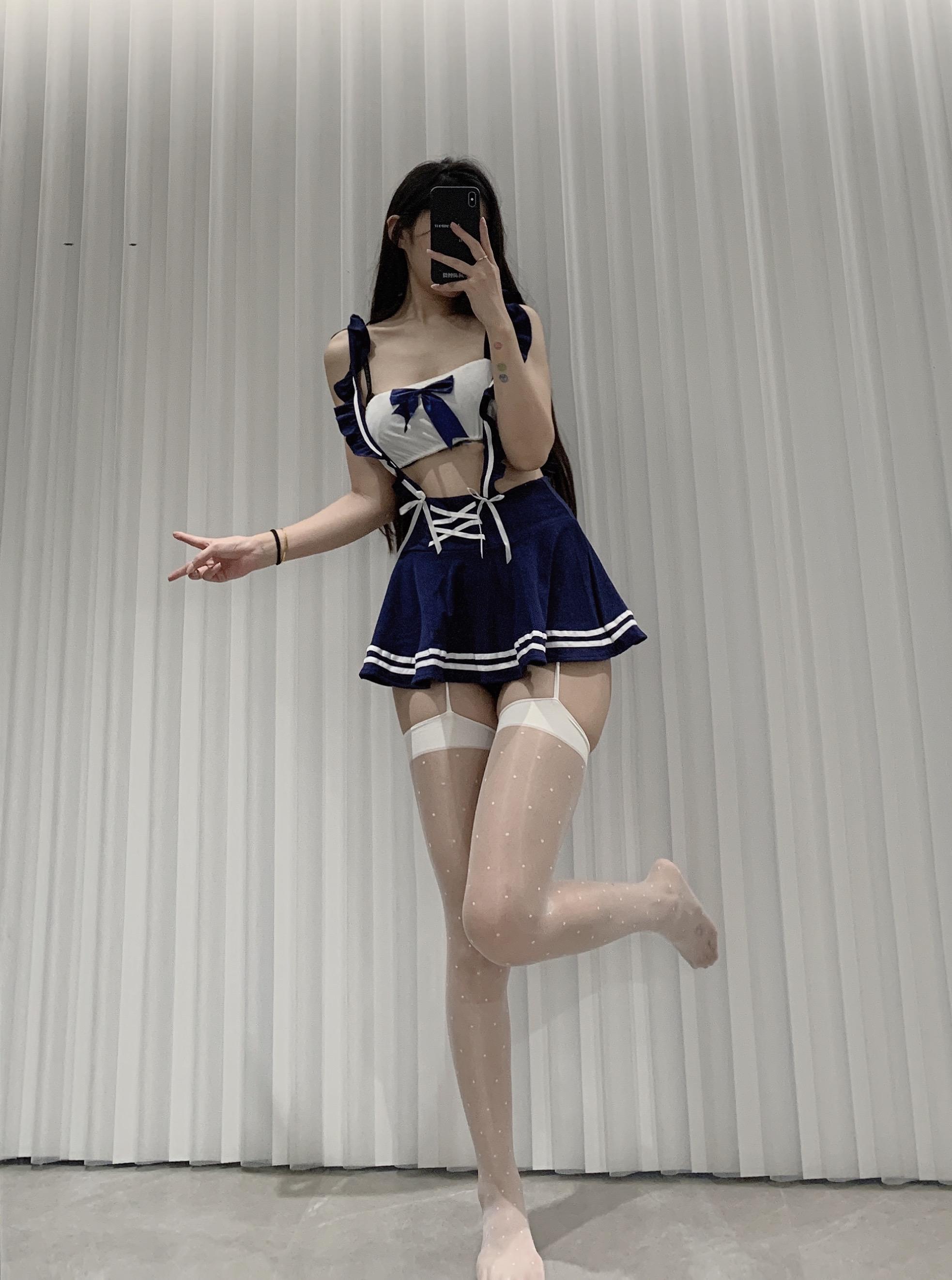 粉色的猪陈佩奇微密圈-219 性感蓝白水手服内衣可爱校园jk制服小胸诱惑睡衣火辣女_第1集