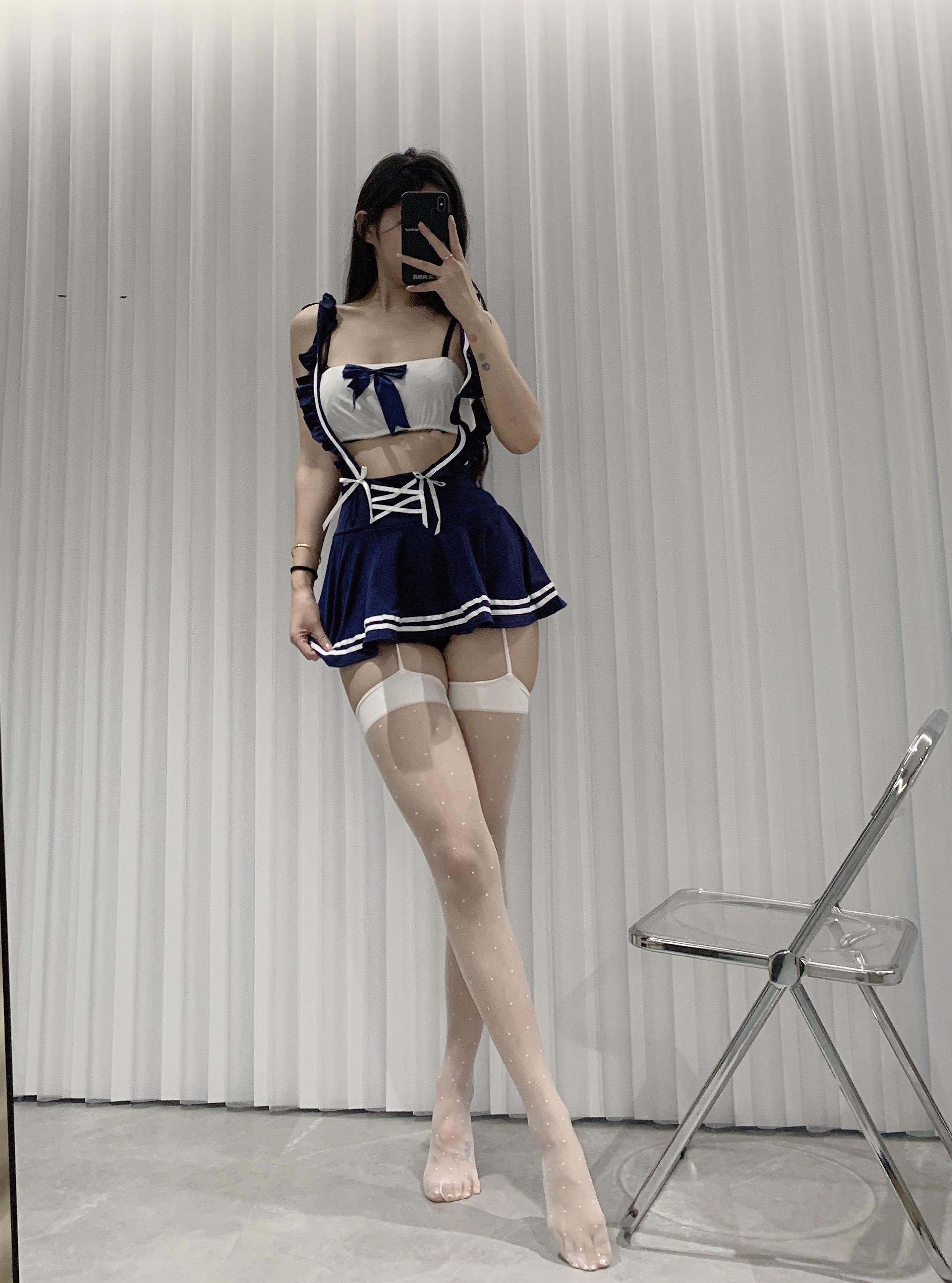 粉色的猪陈佩奇微密圈-219 性感蓝白水手服内衣可爱校园jk制服小胸诱惑睡衣火辣女_第1集