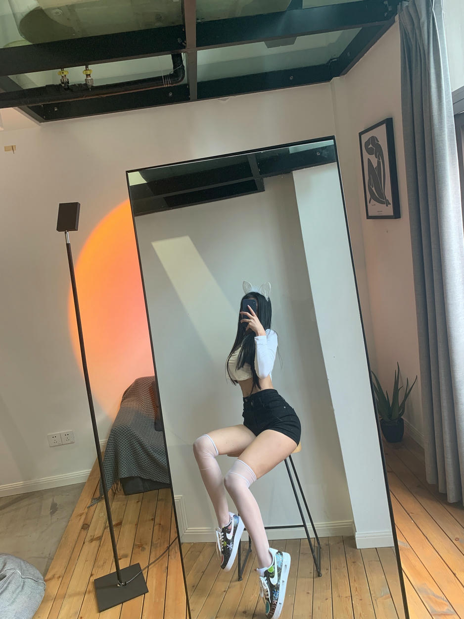 粉色的猪陈佩奇微密圈-007 2021夏季欧美高腰显腿长高弹卷边牛仔短裤 热裤显臀蜜桃_第1集
