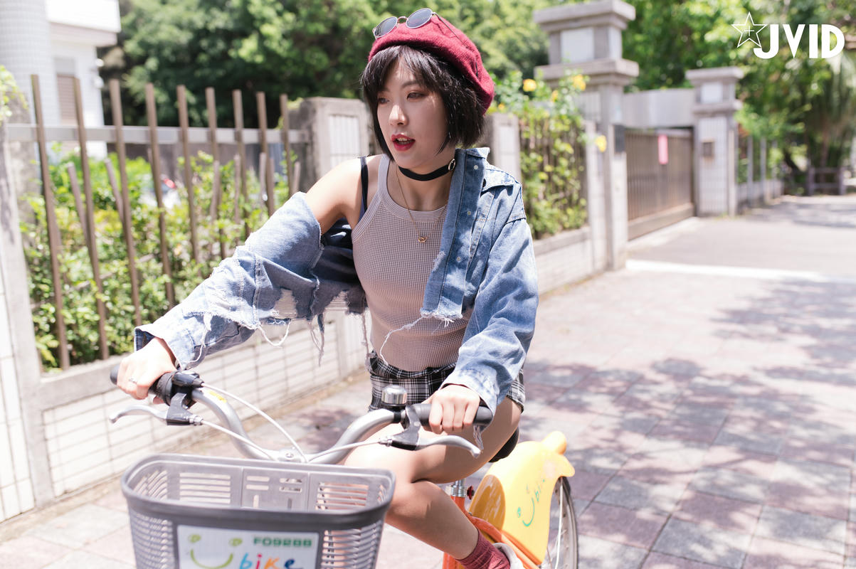 JVID - 单车女孩猫猫穿迷你短裙学骑脚踏车 47P1V_第1集