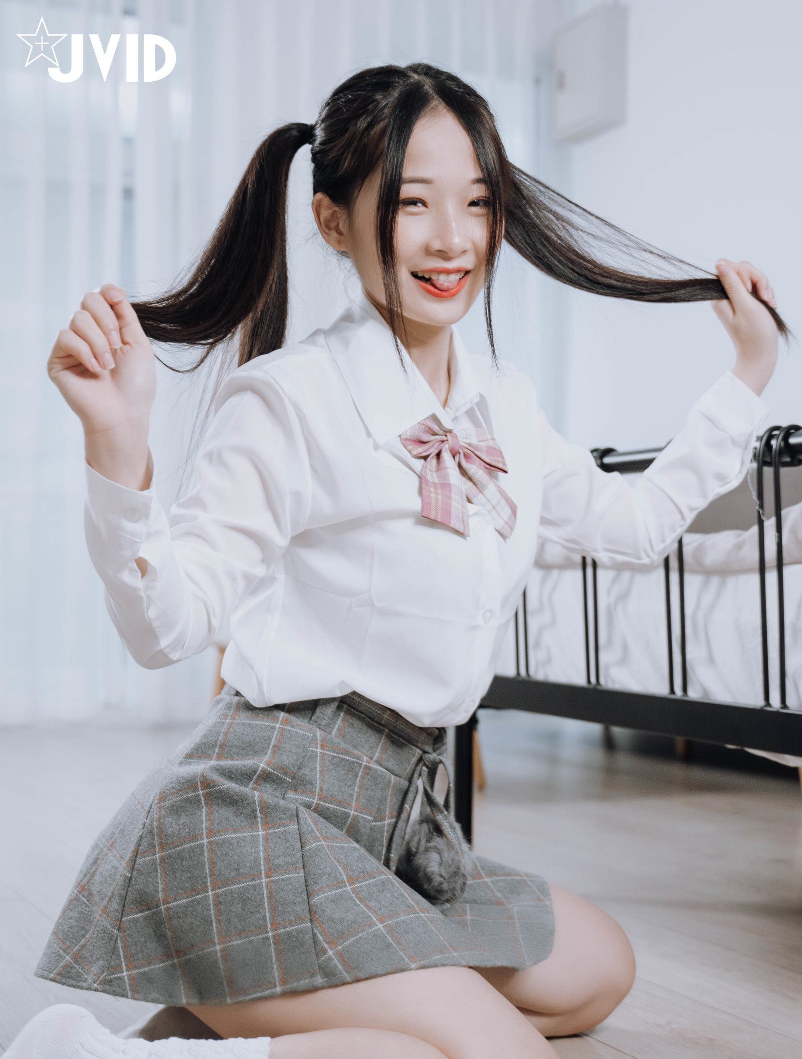 JVID 绝品双马尾女孩想在学长的胯下依偎四点全露 132P1V_第1集