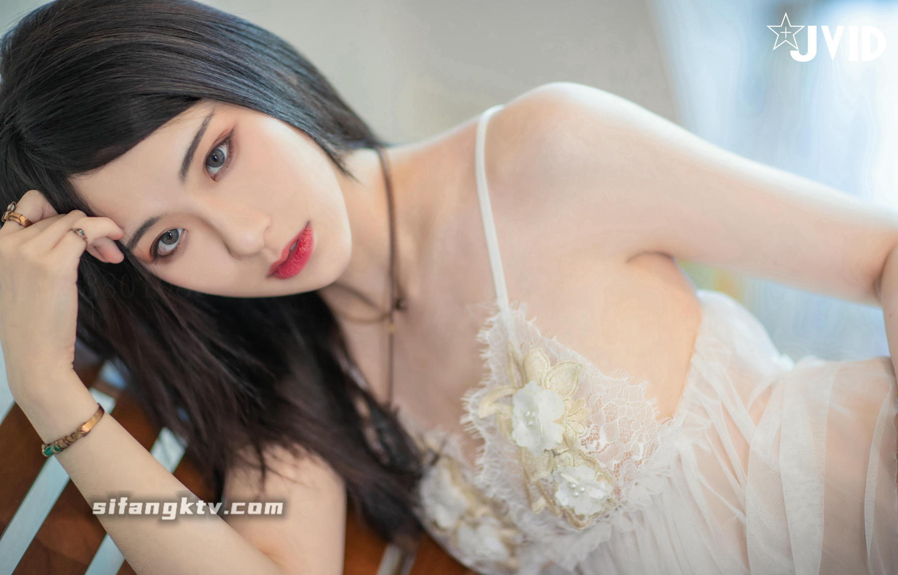 年终大回馈-女神尤妆妆私宅公开邀你共浴共眠 98P1V_第5集