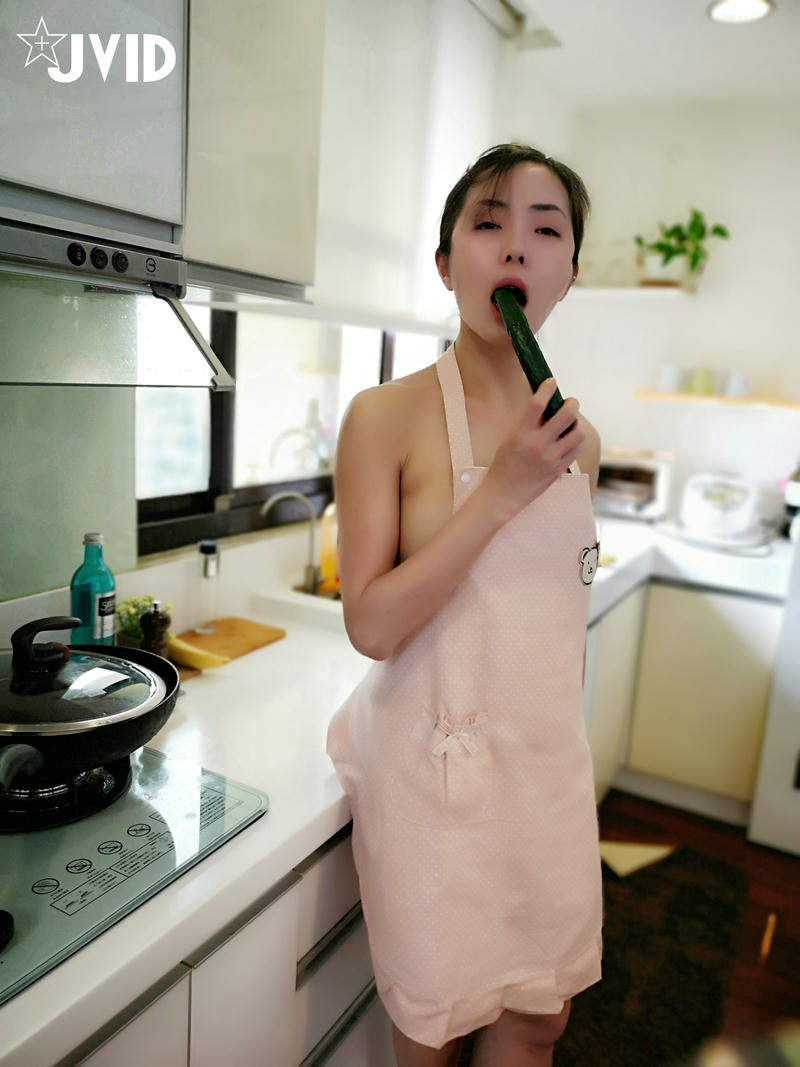 JVID - 漂亮美乳學姐說要下廚...結果看到小黃瓜..香蕉...就自己淫蕩玩起來 [44P1V 200M]_第1集