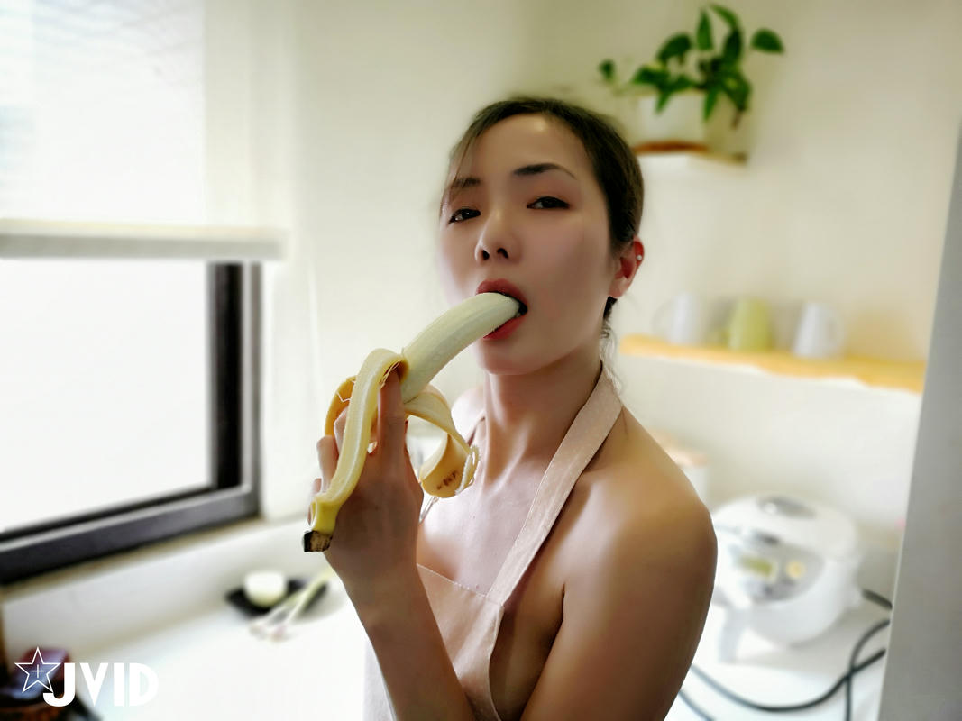 JVID - 漂亮美乳學姐說要下廚...結果看到小黃瓜..香蕉...就自己淫蕩玩起來 [44P1V 200M]_第1集