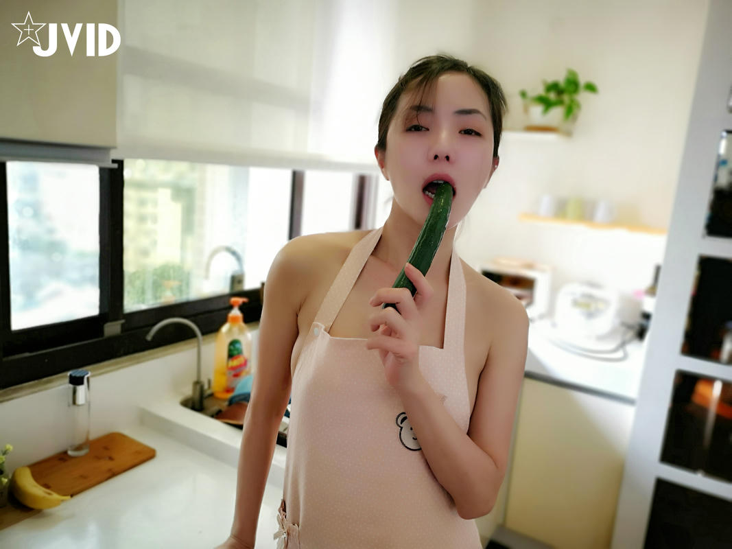 JVID - 漂亮美乳學姐說要下廚...結果看到小黃瓜..香蕉...就自己淫蕩玩起來 [44P1V 200M]_第2集