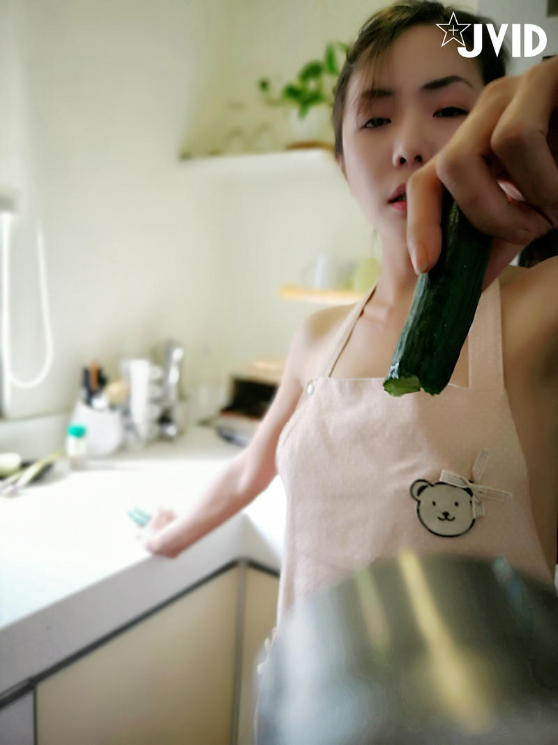 JVID - 漂亮美乳學姐說要下廚...結果看到小黃瓜..香蕉...就自己淫蕩玩起來 [44P1V 200M]_第2集