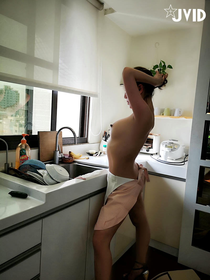 JVID - 漂亮美乳學姐說要下廚...結果看到小黃瓜..香蕉...就自己淫蕩玩起來 [44P1V 200M]_第2集
