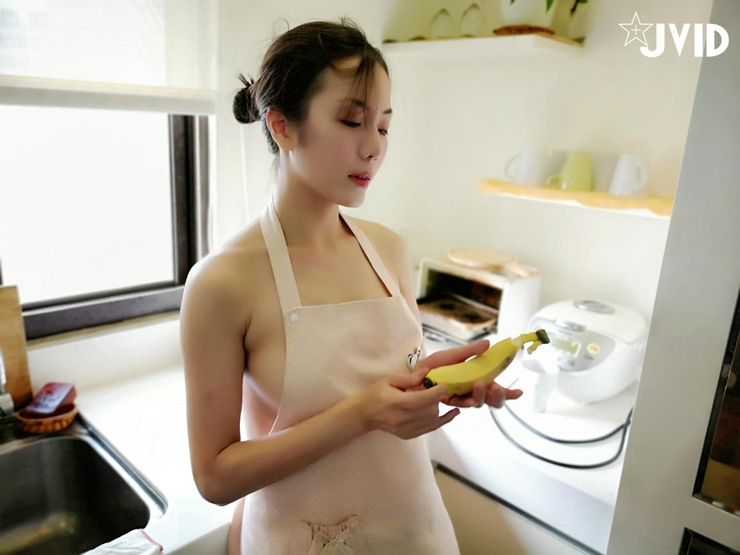 JVID - 漂亮美乳學姐說要下廚...結果看到小黃瓜..香蕉...就自己淫蕩玩起來 [44P1V 200M]_第1集