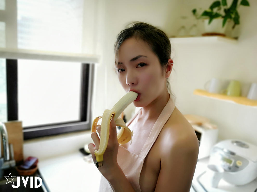 JVID - 漂亮美乳學姐說要下廚...結果看到小黃瓜..香蕉...就自己淫蕩玩起來 [44P1V 200M]_第3集