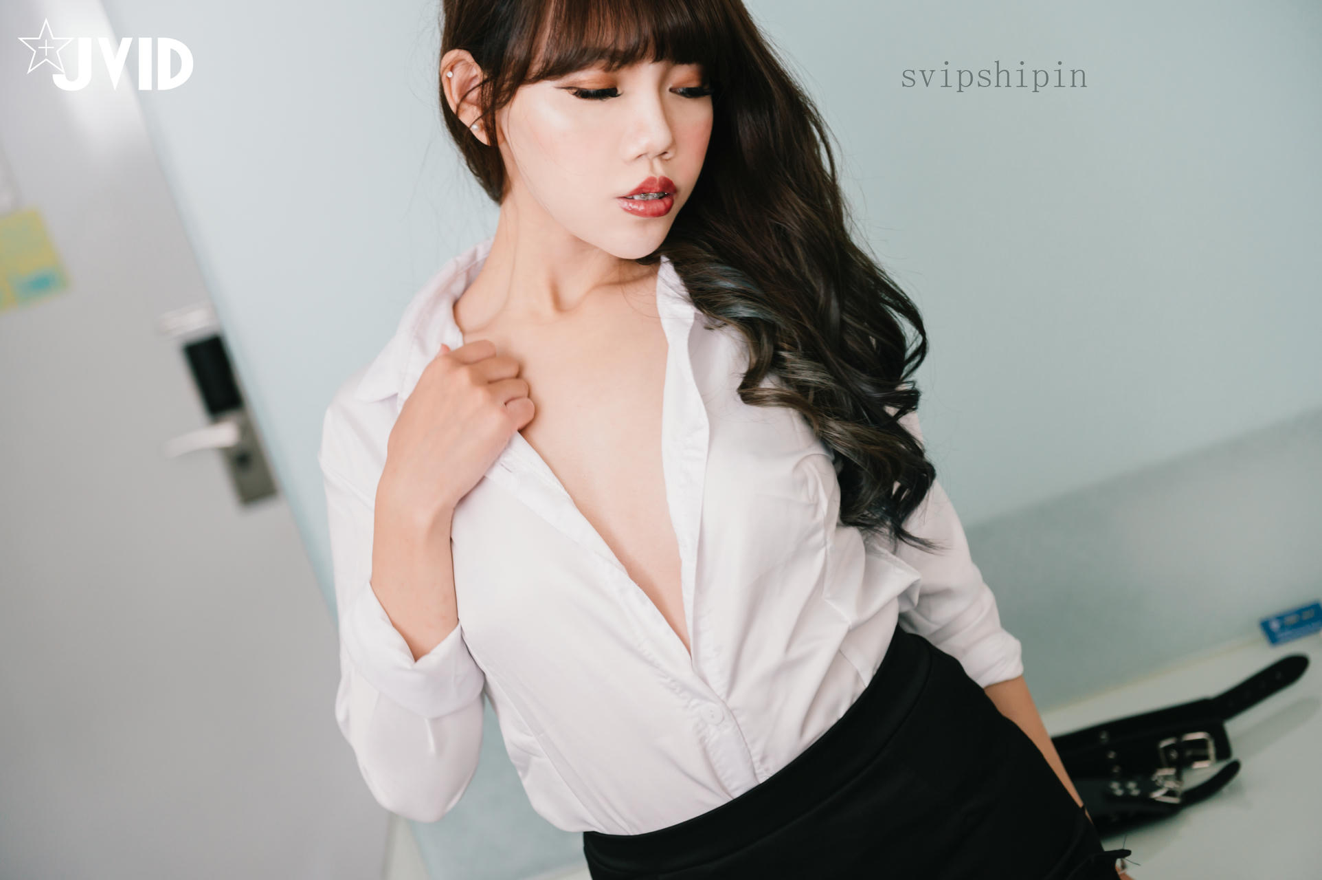 JVID - 絕正OL Queena上班不穿內衣,老闆要怎麼處罰呢 [2V 635M]_第1集