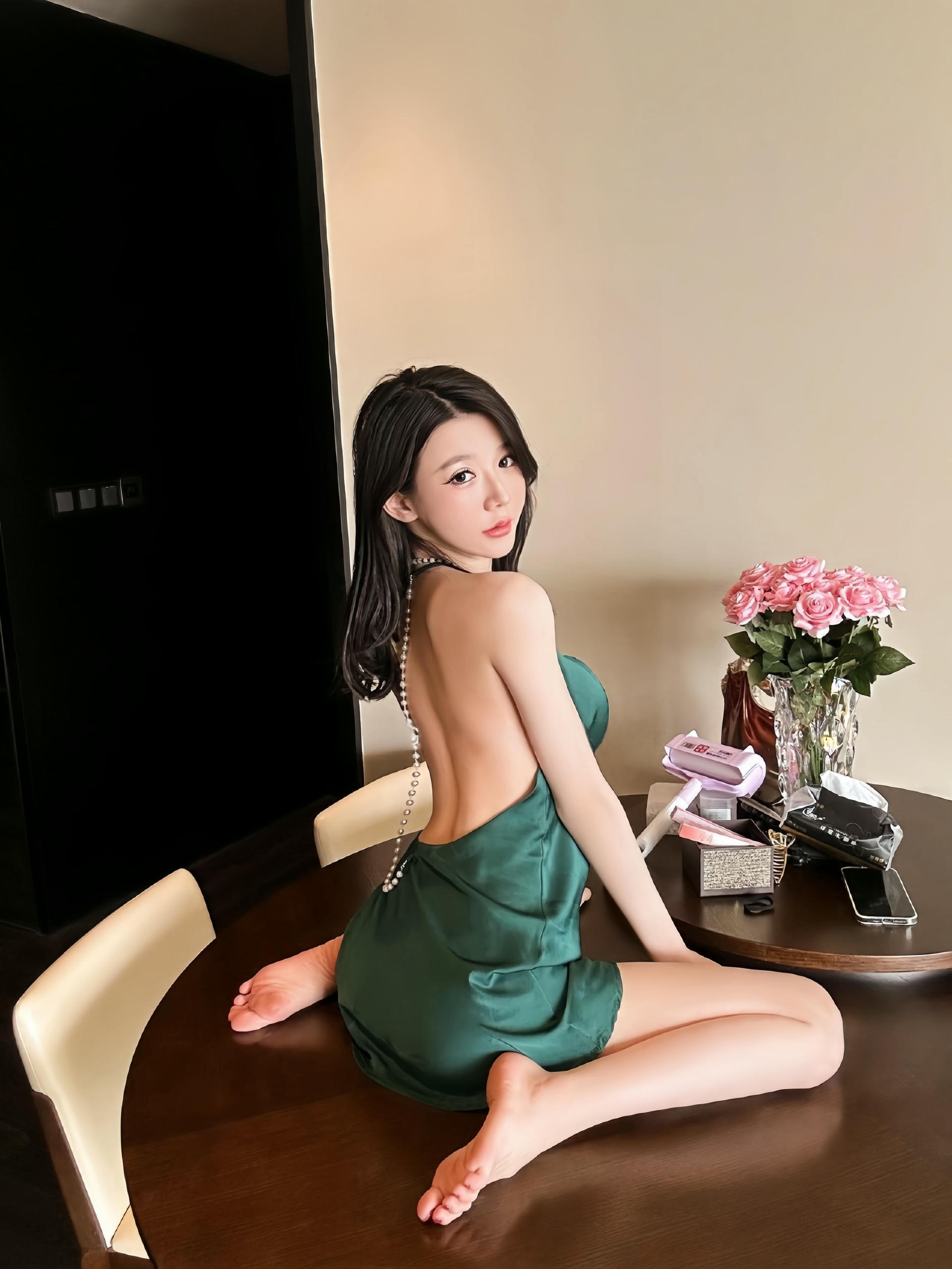 黎允熙baby微蜜圈 NO.030 绿色漏背裙[42P7V 286MB]_第1集