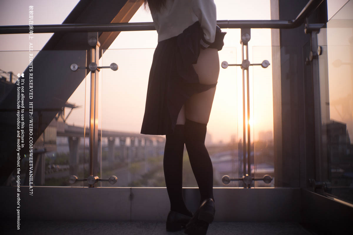 铃木美咲NO.047 软软趴在床单上 - 170416 地铁露出 11P+11V_第1集