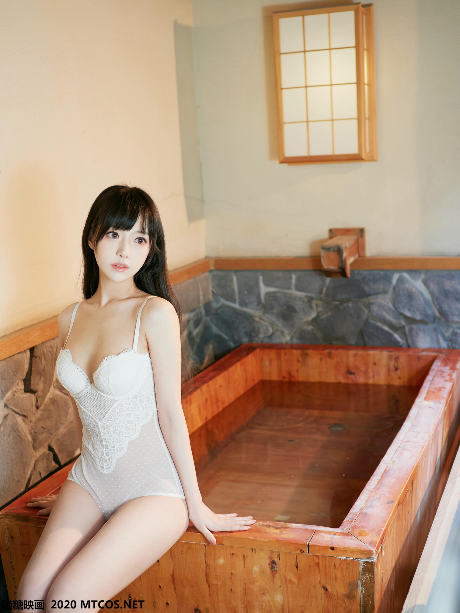 [喵糖映画] VOL.147 白色泳装之温泉[25P／163M]_第1集