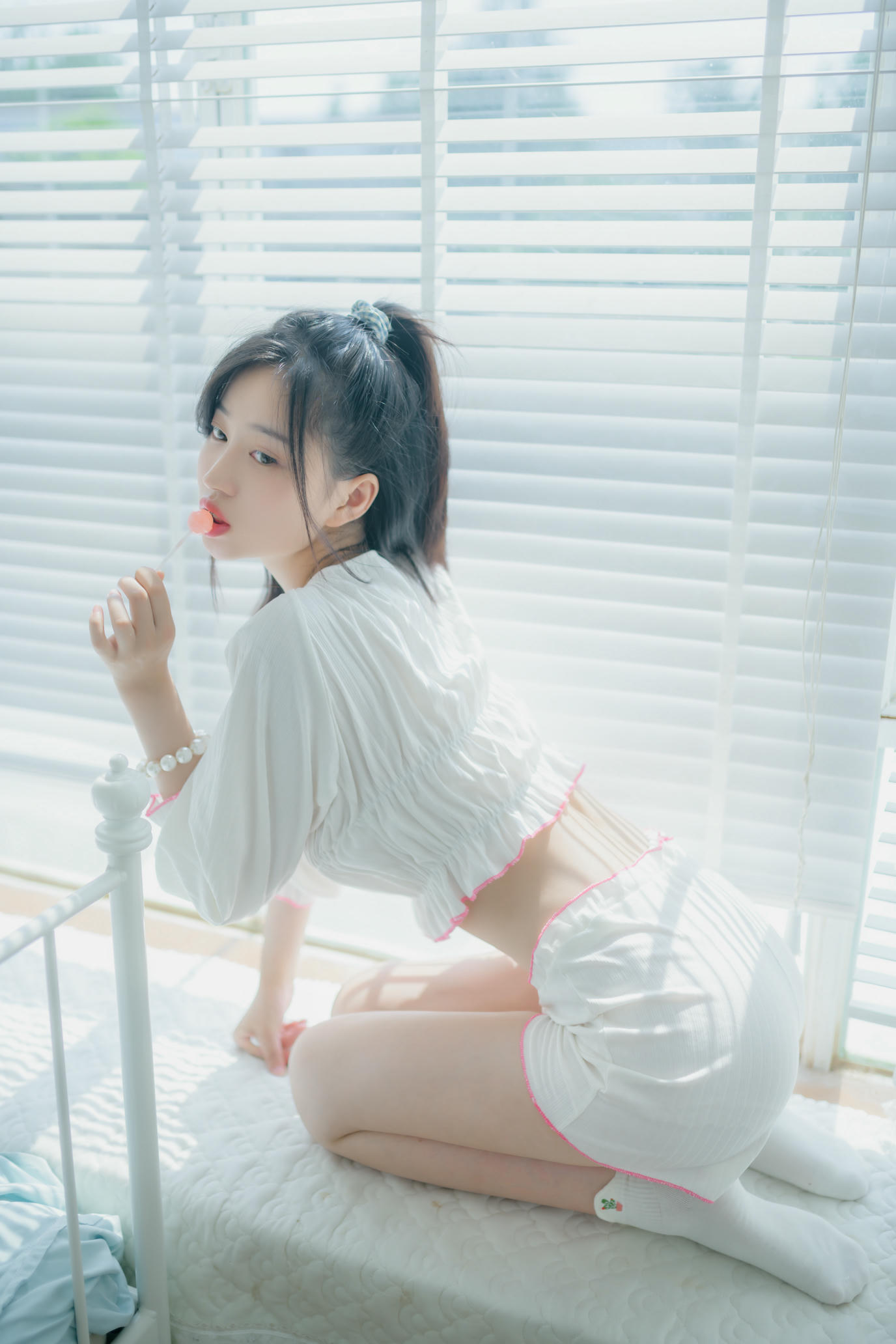 年年 NO.063 爱吃棒棒糖的少女[35P-123.7M]_第1集